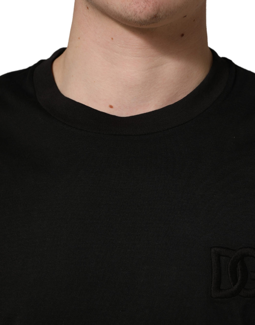 T-shirt noir en coton à manches courtes et col rond de Dolce & Gabbana, vue de face.