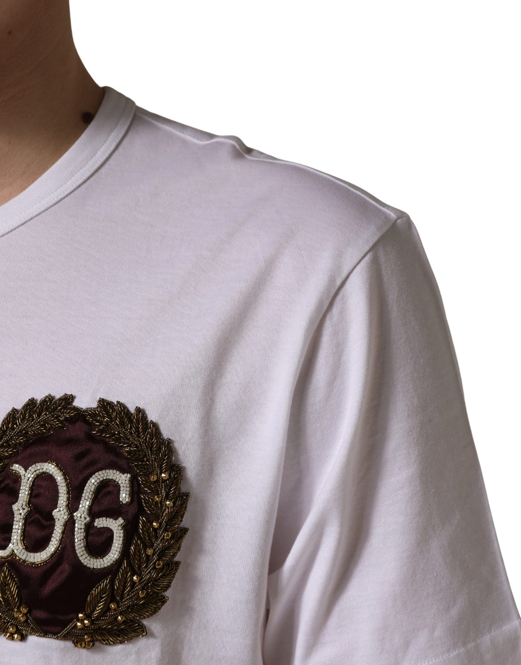 T-shirt blanc Dolce & Gabbana avec broderie de feuilles DG, col rond, style décontracté et élégant.