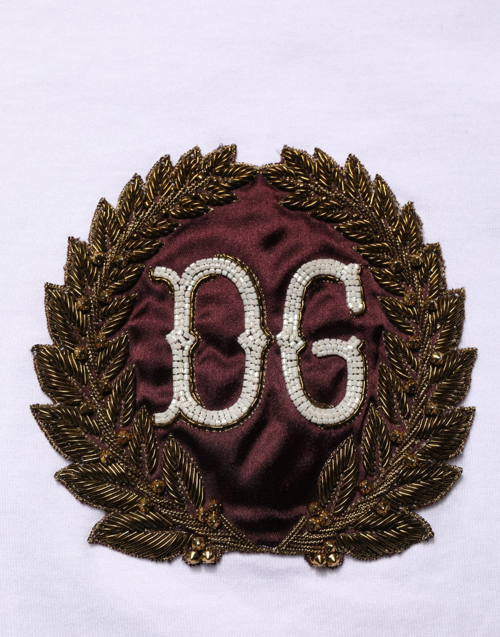 T-shirt Dolce & Gabbana blanc avec broderie de feuilles DG, col rond, style décontracté et élégant.
