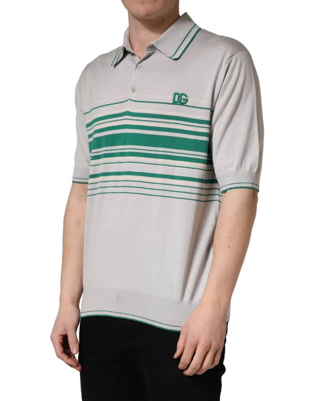 Polo en soie gris vert à rayures et logo Dolce & Gabbana, vêtement élégant pour homme.