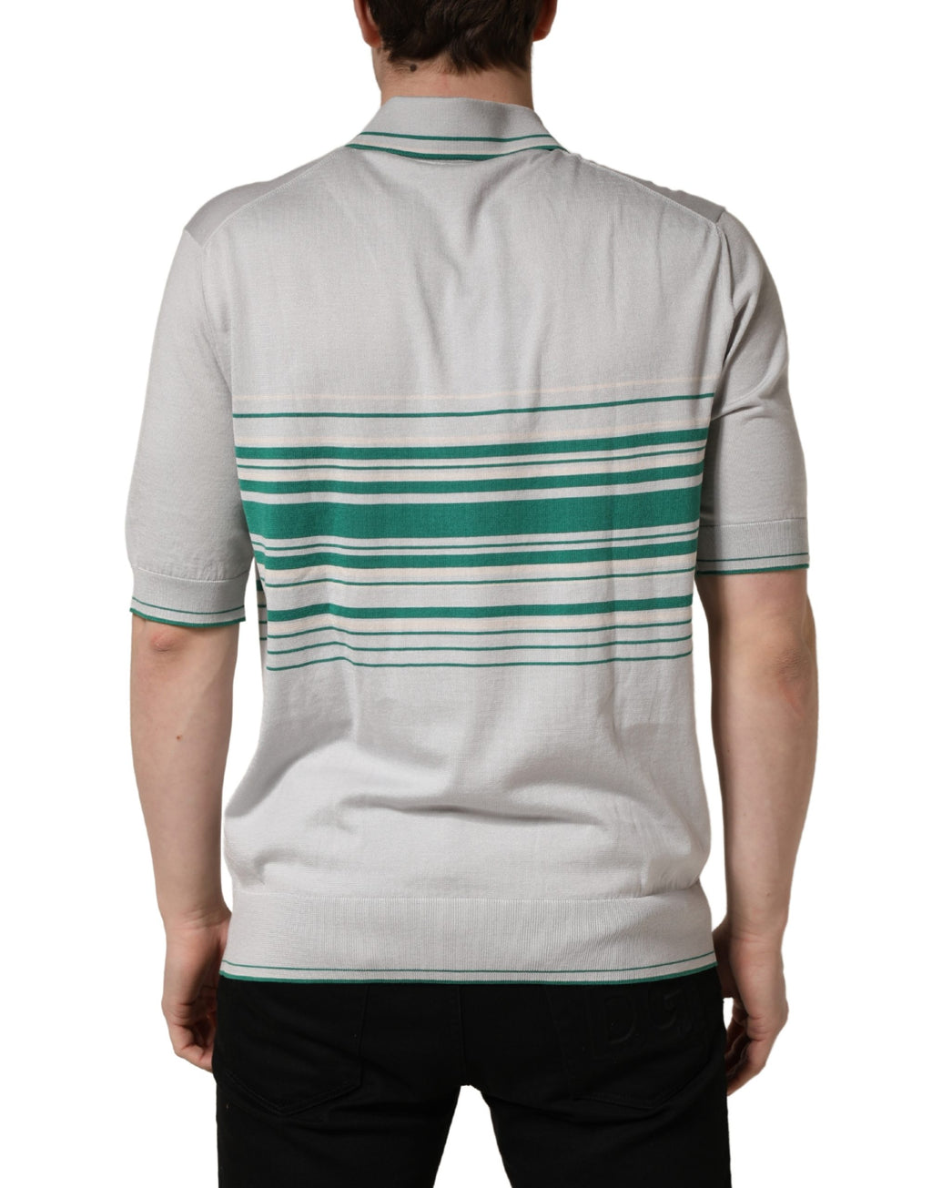 Polo en soie Dolce & Gabbana gris vert à rayures avec logo, style élégant et tissu léger visible sur l'image.