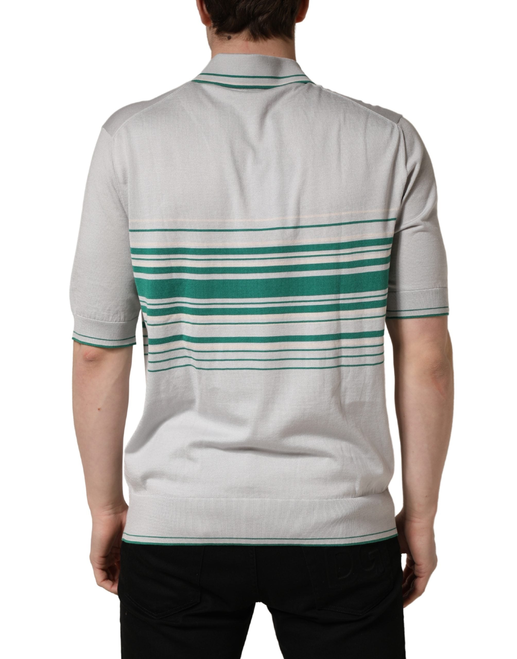 Polo en soie Dolce & Gabbana gris vert à rayures avec logo, style élégant et tissu léger visible sur l'image.