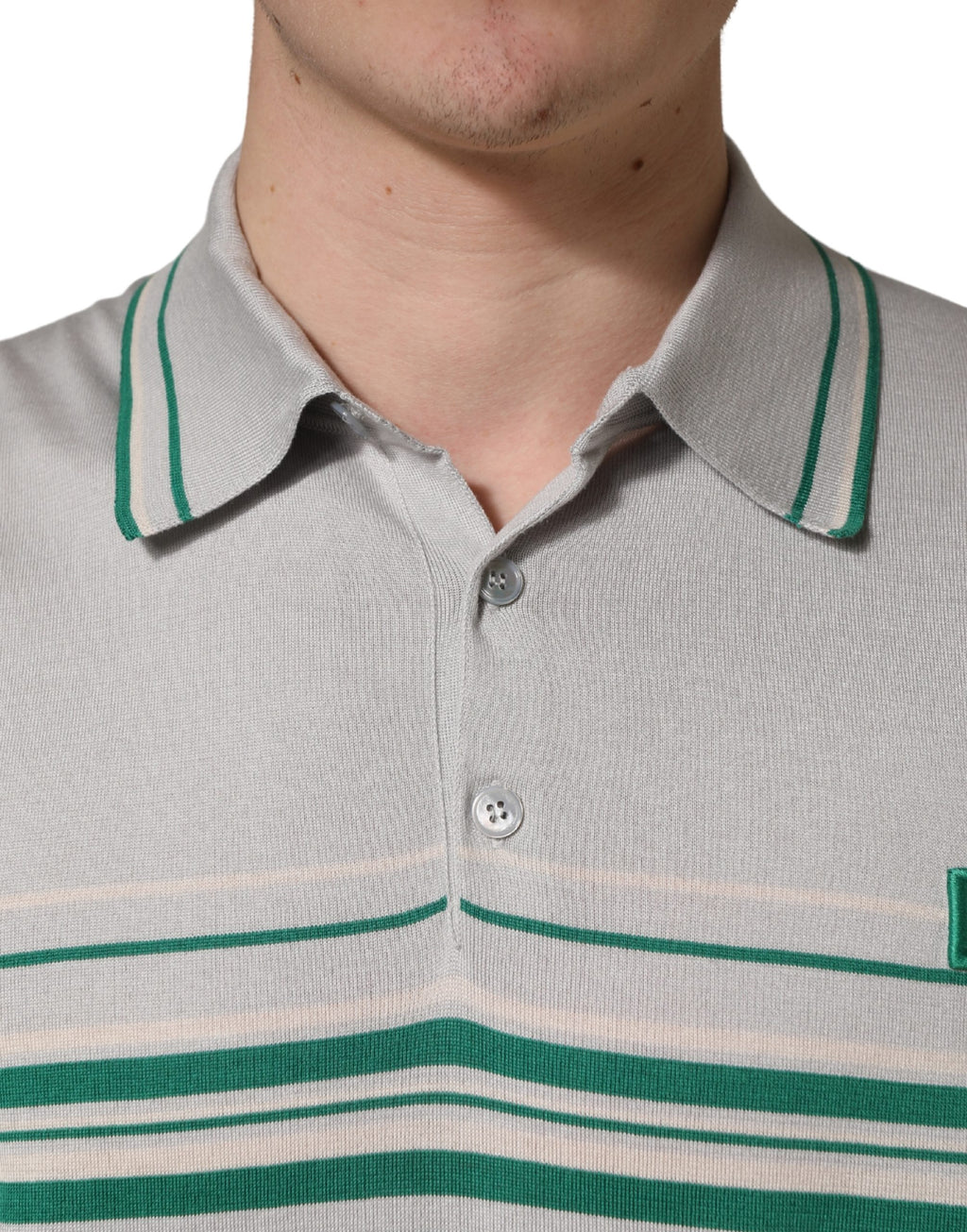 Polo en soie gris et vert à rayures avec logo Dolce & Gabbana, t-shirt élégant pour homme.