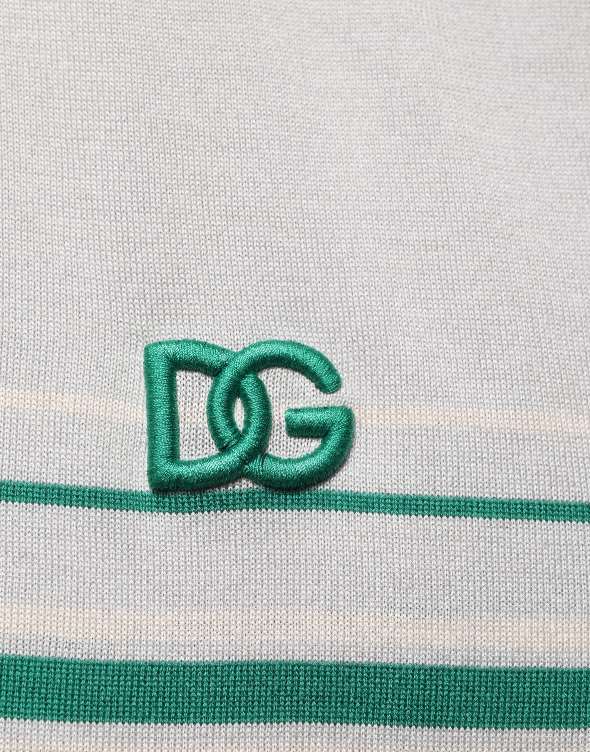 T-shirt polo en soie gris vert avec rayures et logo Dolce & Gabbana, style élégant et chic.