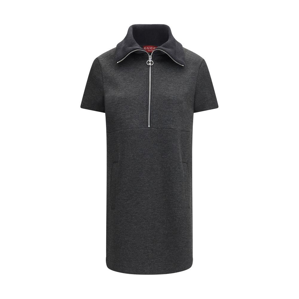 Robe décontractée en coton gris de Gucci, style casual avec coupe élégante et détails modernes, portée sur mannequin.