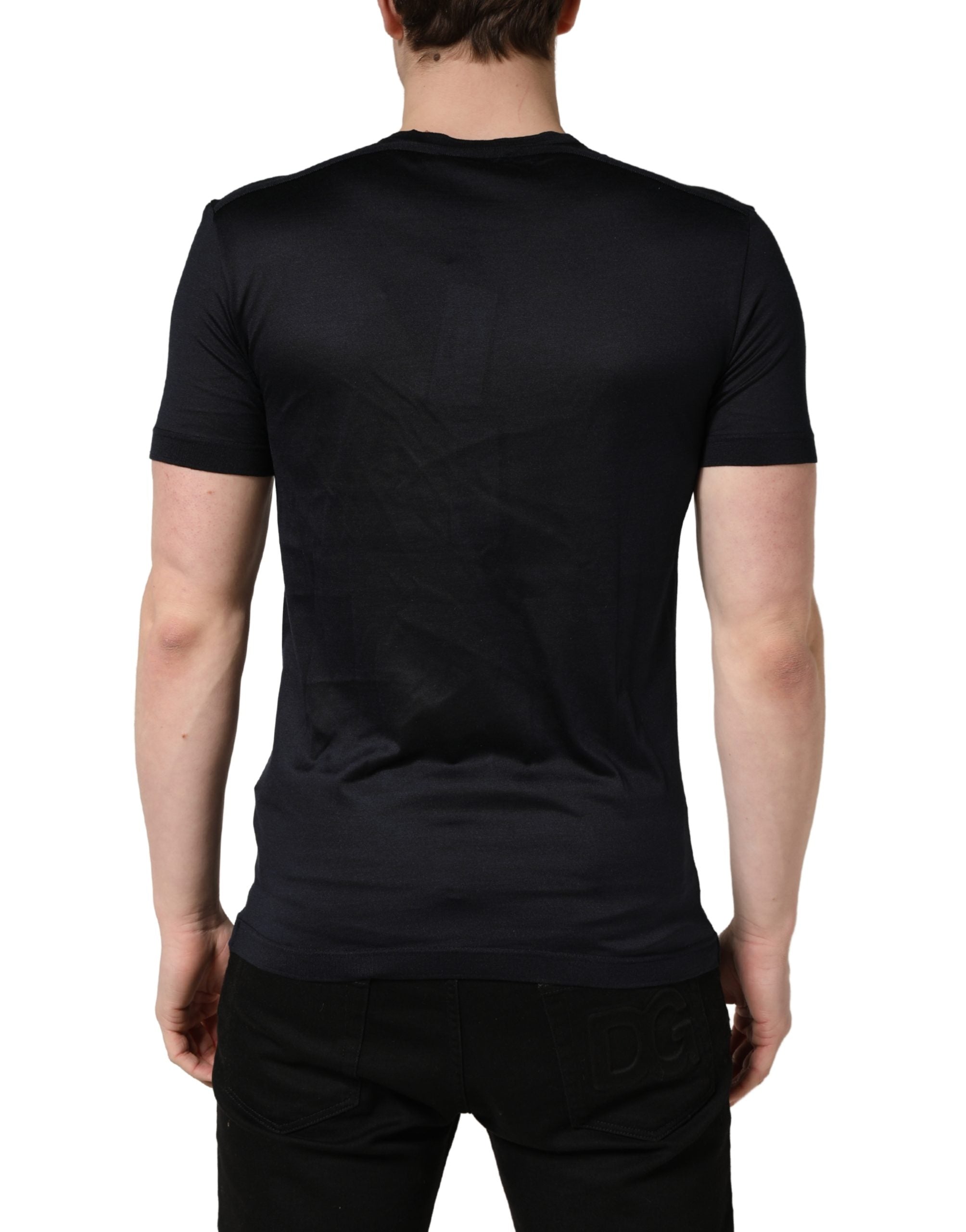T-shirt homme en soie noire avec logo DG de Dolce & Gabbana, col rond, design élégant et moderne.
