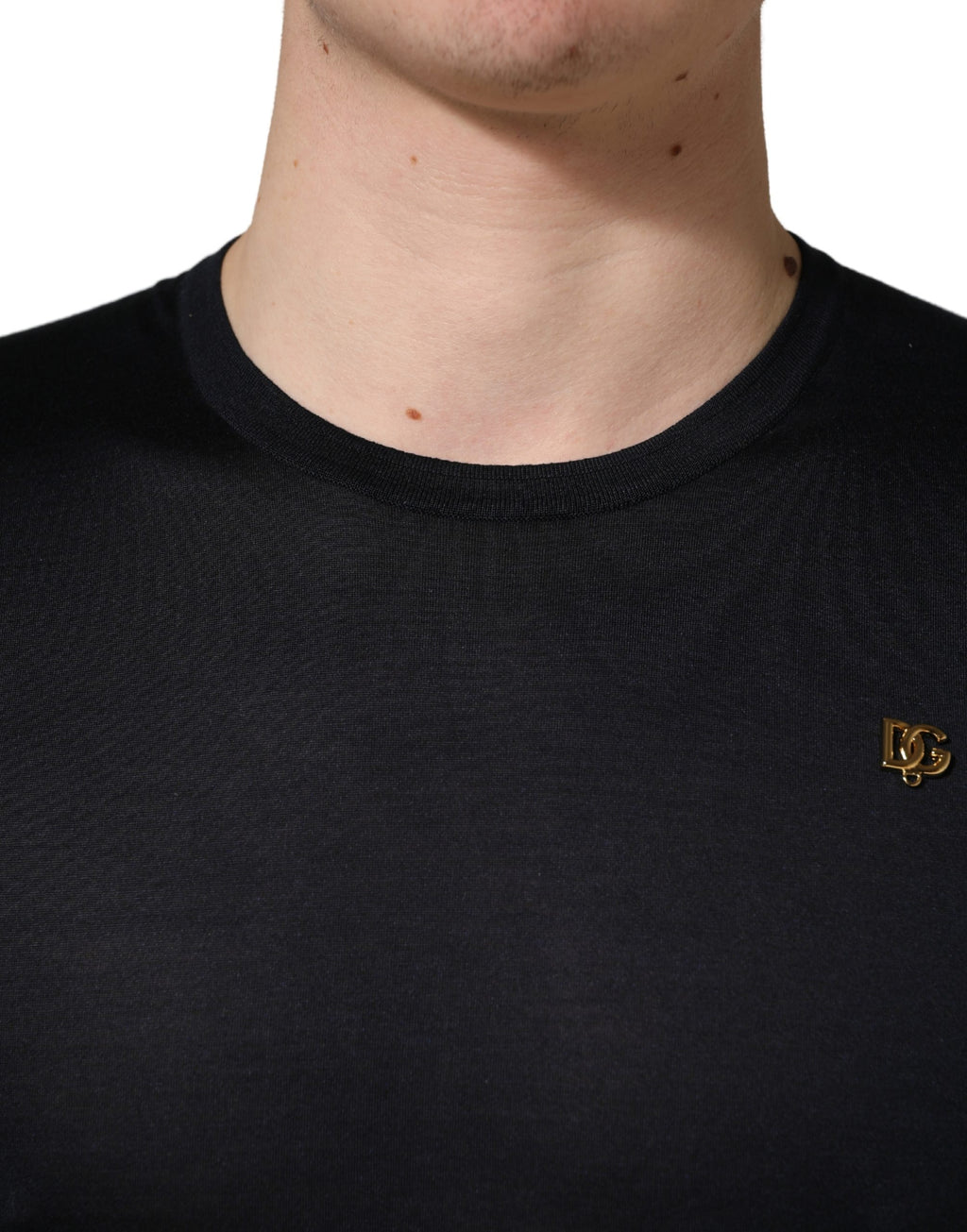 T-shirt homme en soie bleu foncé Dolce & Gabbana avec logo DG, col rond, style décontracté et élégant.
