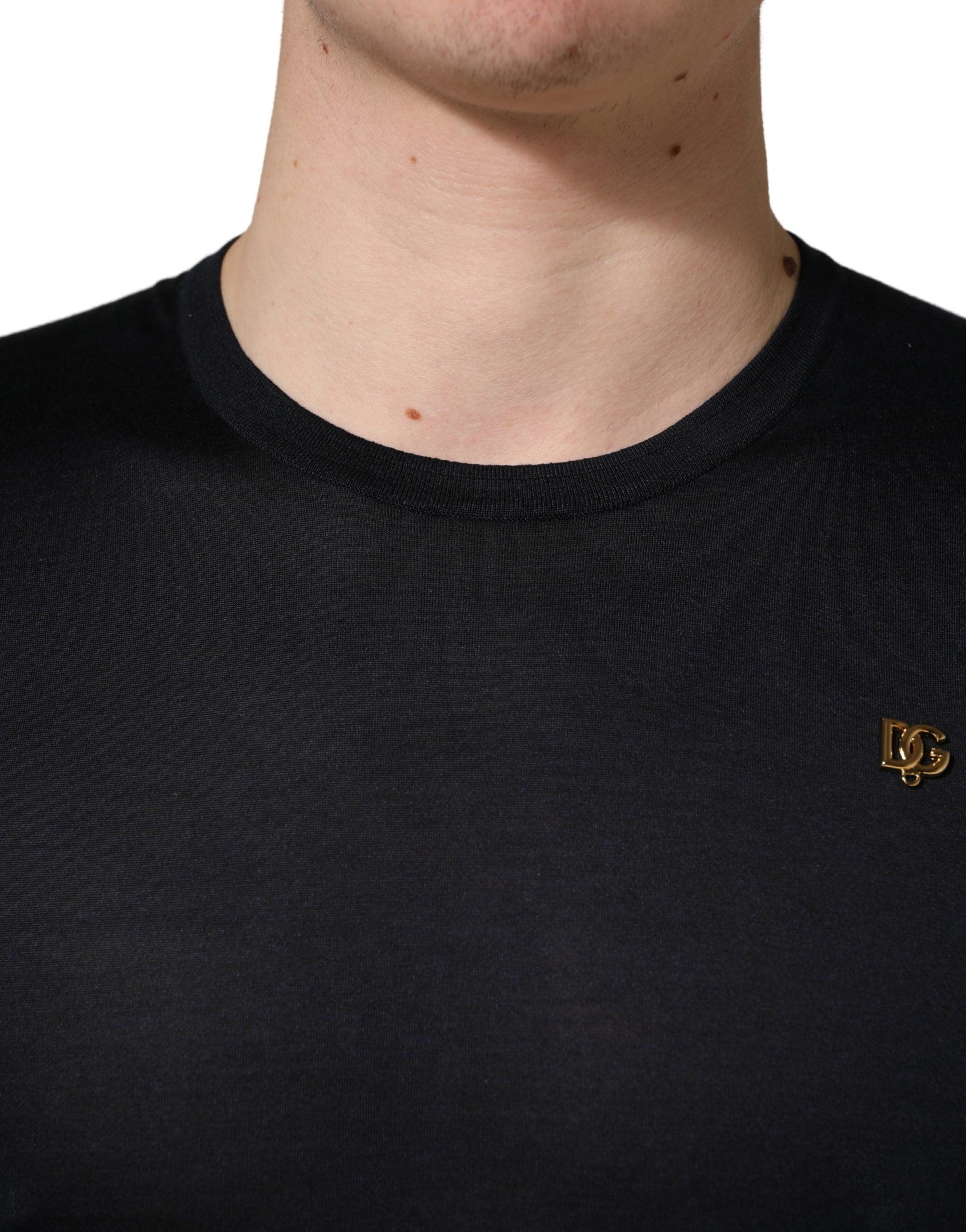 T-shirt homme en soie bleu foncé Dolce & Gabbana avec logo DG, col rond, style décontracté et élégant.