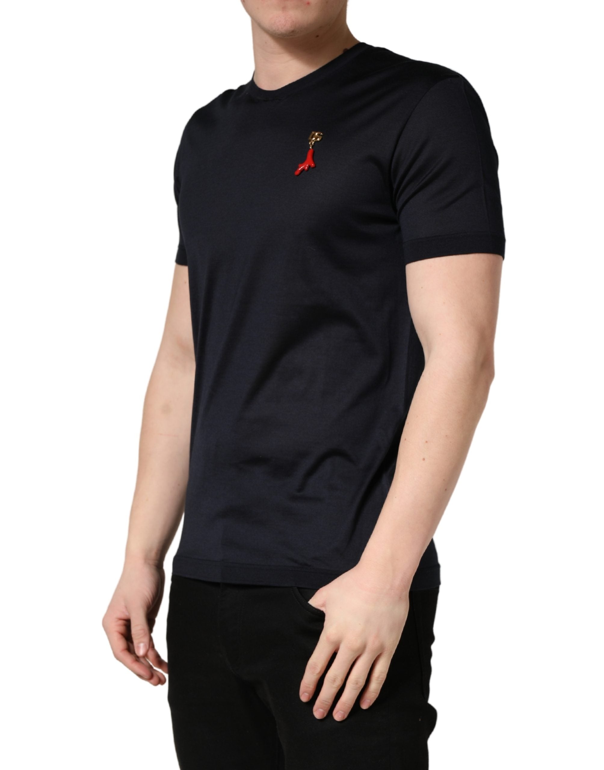 T-shirt homme en soie bleue foncée à logo DG de Dolce & Gabbana, col ras du cou, design élégant et moderne.