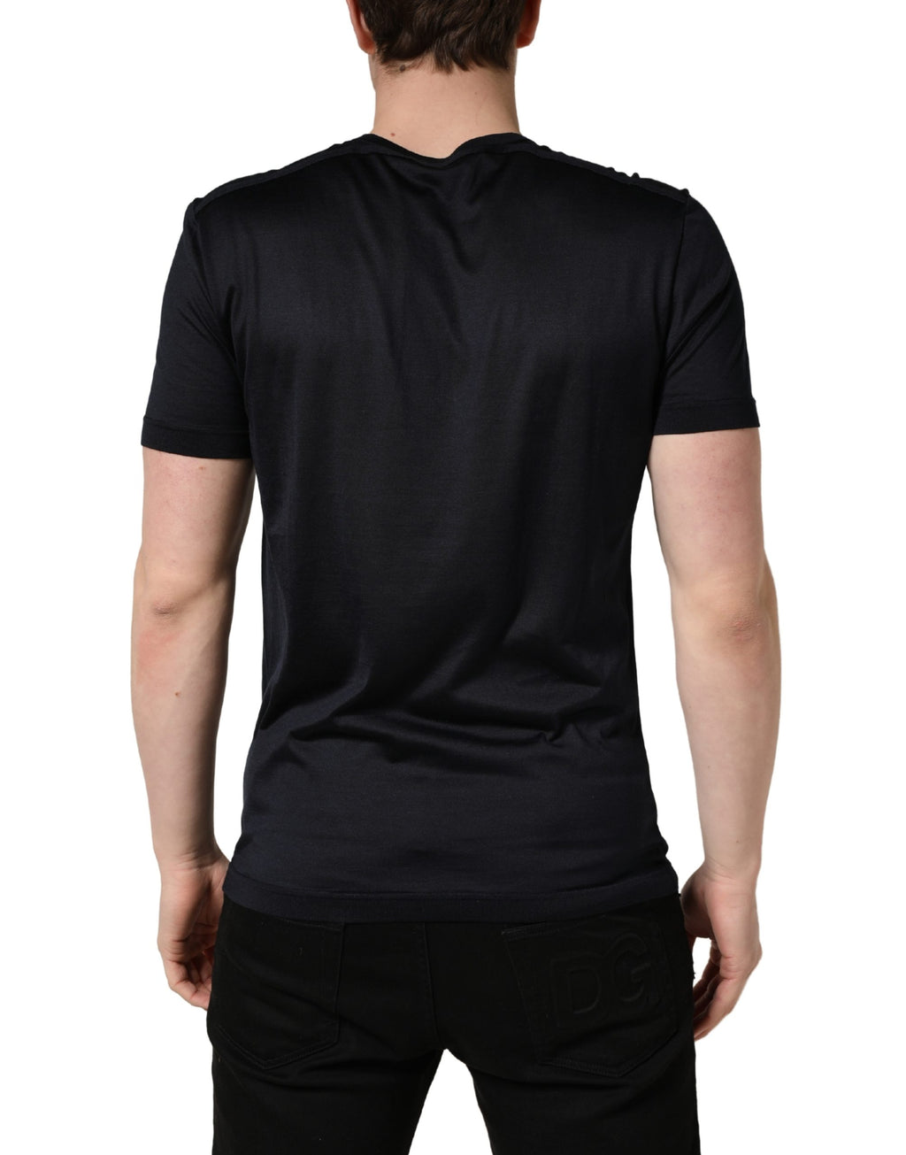 T-shirt homme en soie bleu foncé Dolce & Gabbana avec logo DG et col rond, élégance et style sophistiqué.