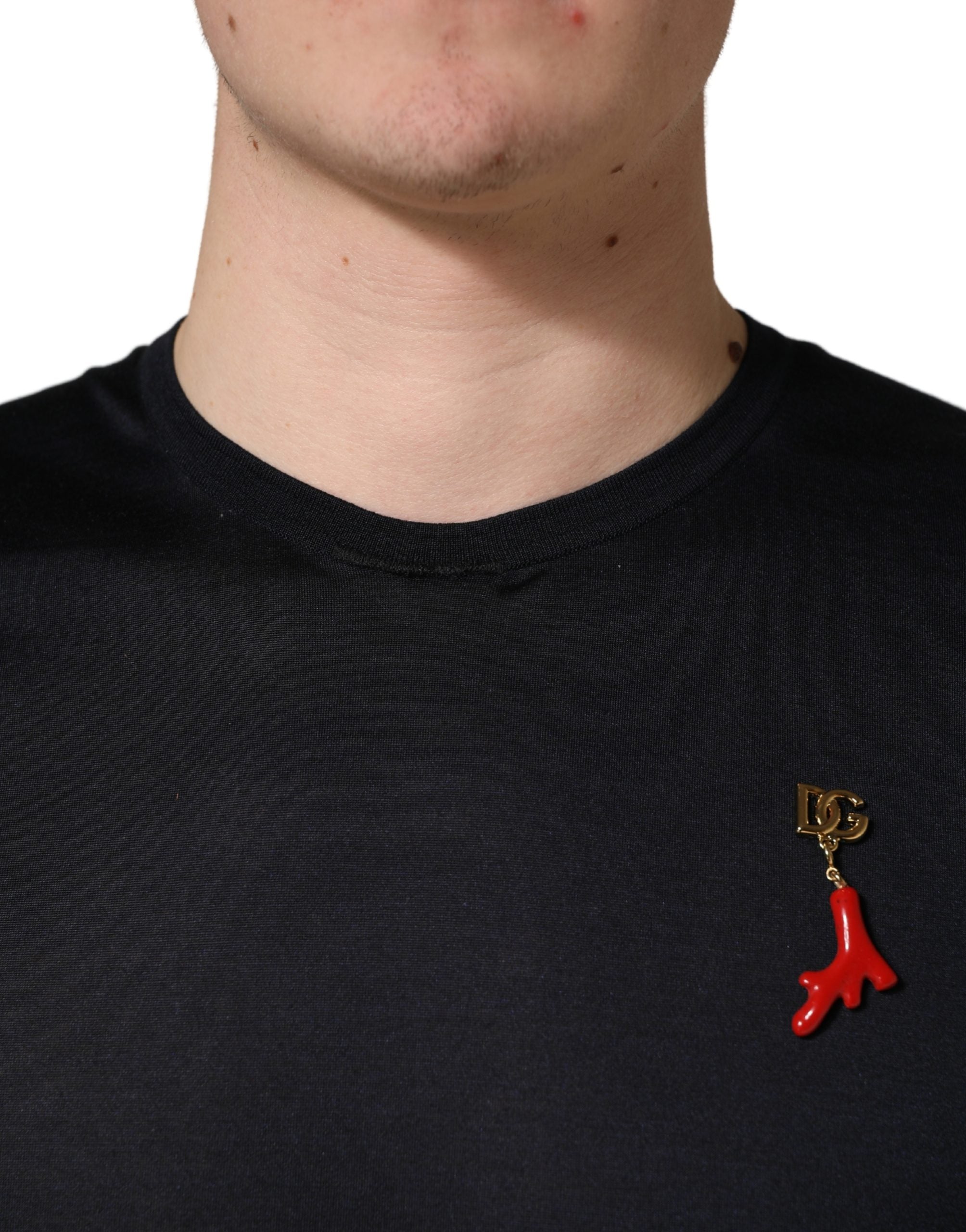 T-shirt homme en soie bleu foncé avec logo DG de Dolce & Gabbana, col rond, design élégant et moderne.