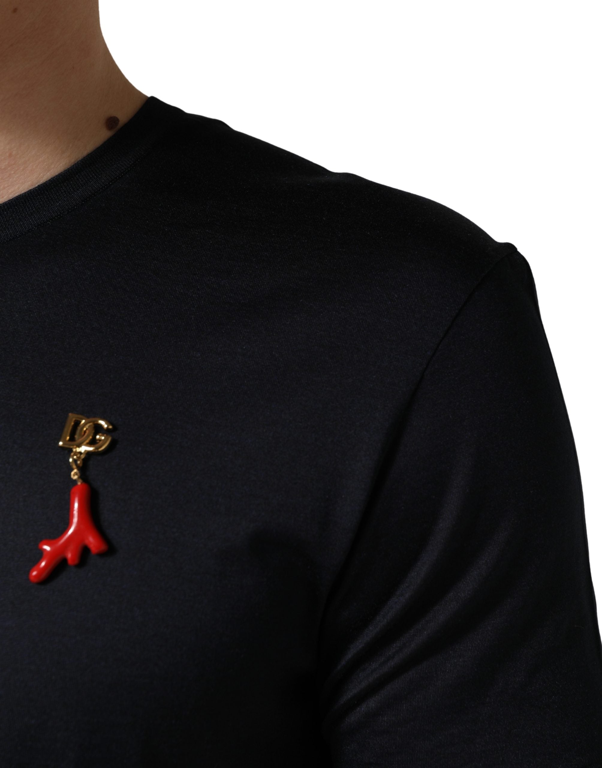 T-shirt homme en soie bleu foncé avec logo DG de Dolce & Gabbana, col rond et design élégant.
