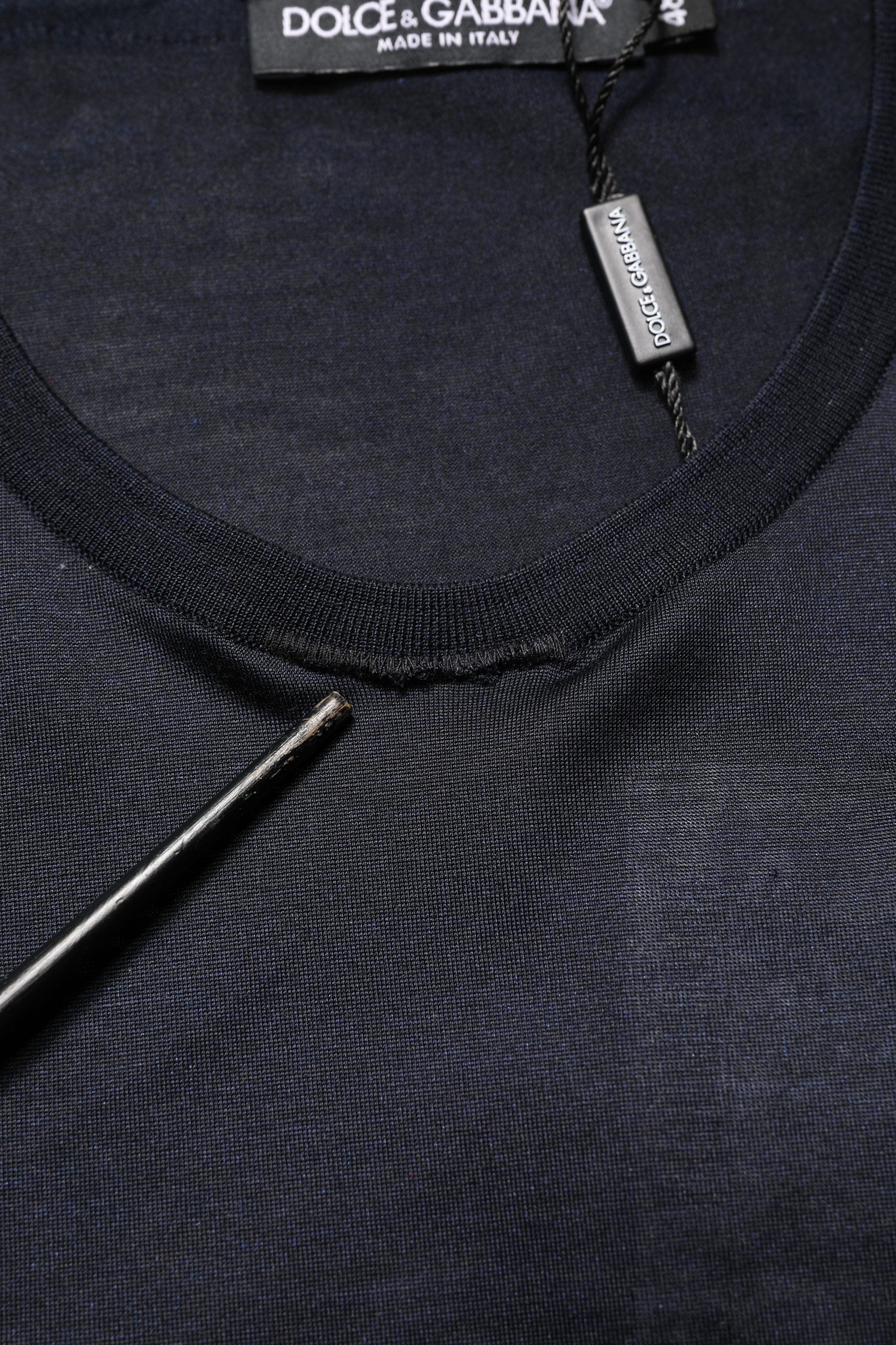 T-shirt homme en soie bleue foncée avec logo DG de Dolce & Gabbana, col rond, design élégant et moderne.