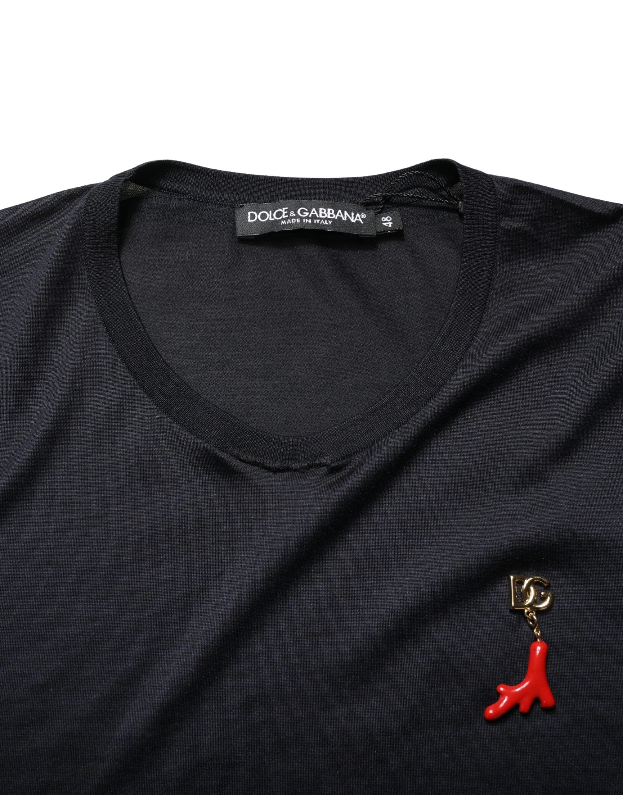 T-shirt homme en soie bleu foncé Dolce & Gabbana avec logo DG, col rond, design élégant et confortable.