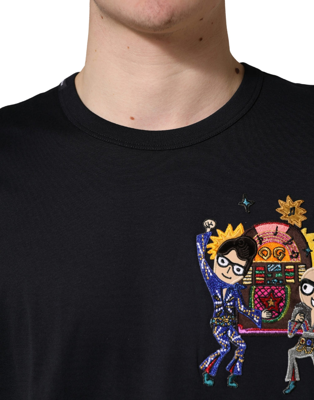 T-shirt homme Dolce & Gabbana noir avec patch #DGFAMILY, col rond, style décontracté et logo visible.