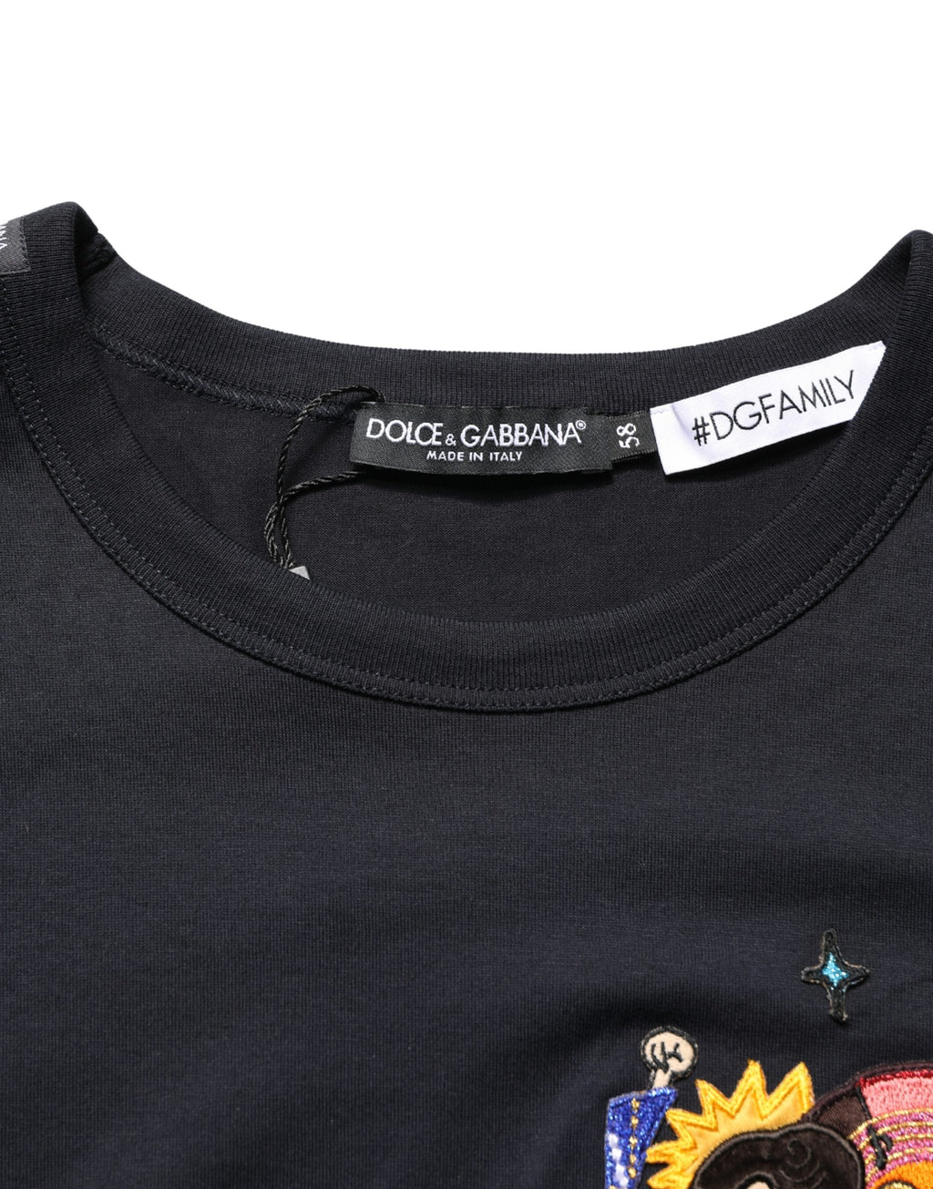 T-shirt homme noir Dolce & Gabbana avec patch #DGFAMILY à col ras du cou, détail de mode élégant et décontracté.