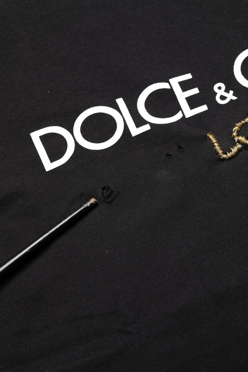T-shirt homme noir Dolce & Gabbana DG London en coton avec col ras du cou, visible sur l'image.