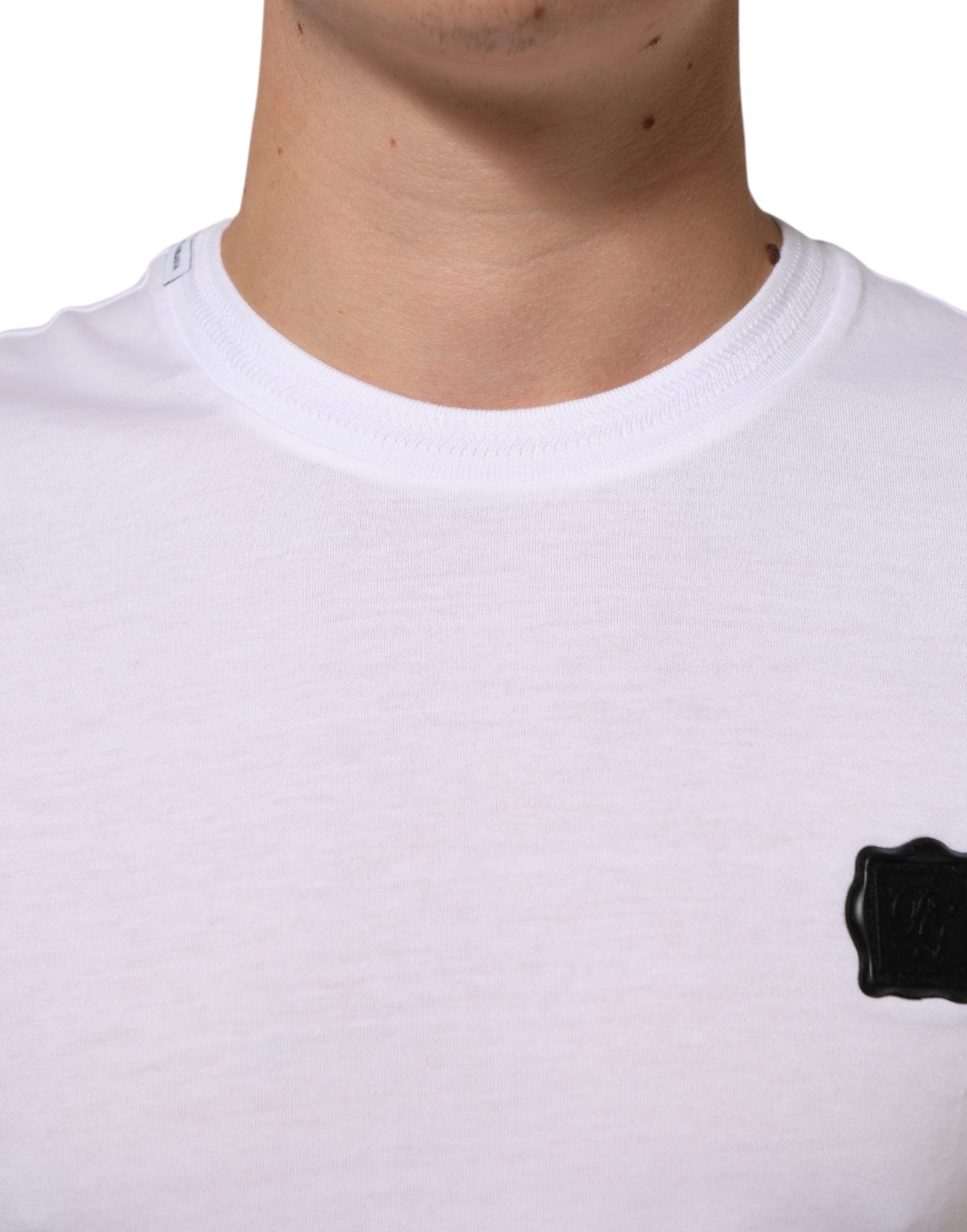 T-shirt blanc en coton Dolce & Gabbana avec logo patch, col ras du cou, style décontracté et moderne.