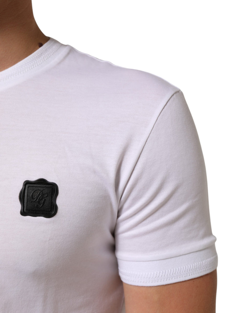 T-shirt blanc en coton Dolce & Gabbana avec patch logo, col rond, style décontracté et design élégant visible sur l'image.