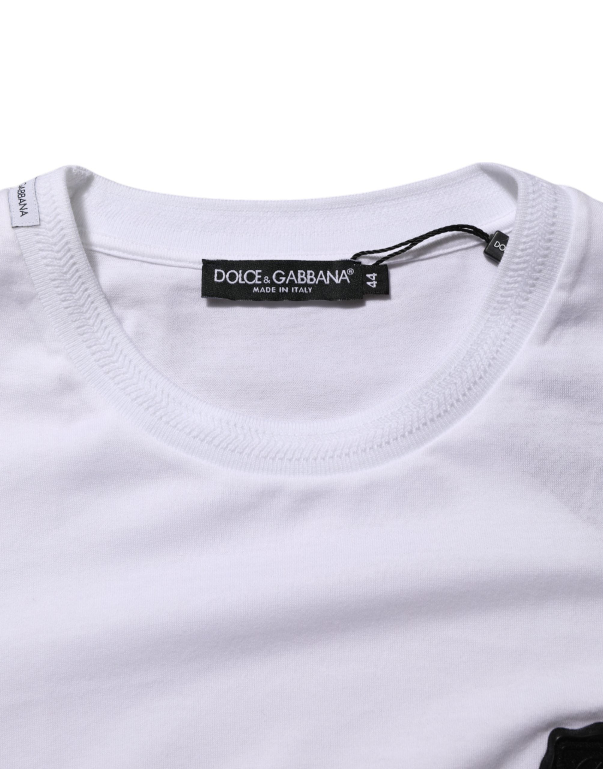 T-shirt blanc en coton Dolce & Gabbana avec logo patch sur le devant, col rond, style casual et élégant.