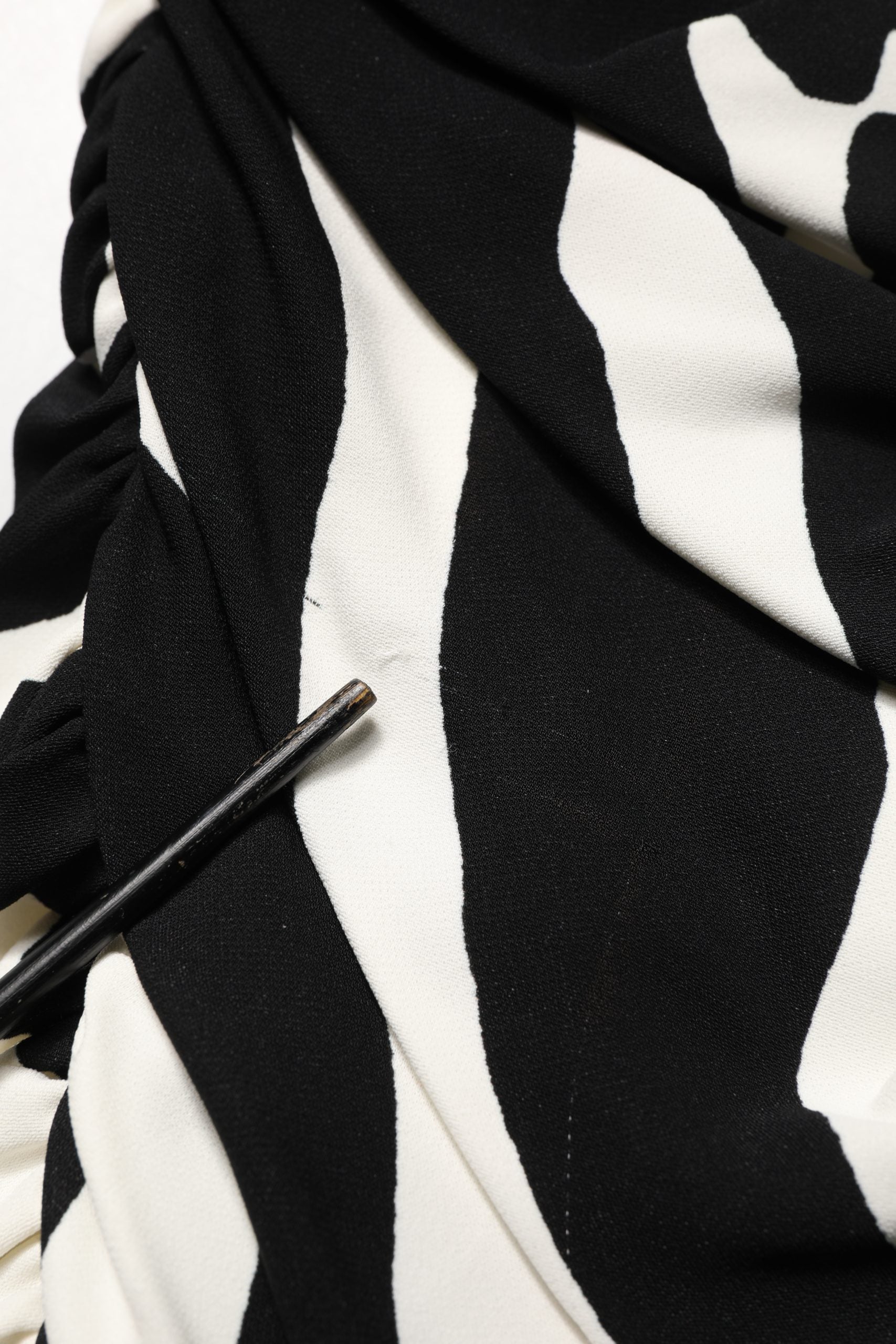 Robe longue en cady à imprimé zèbre noir et blanc de Dolce & Gabbana, élégante et sophistiquée.