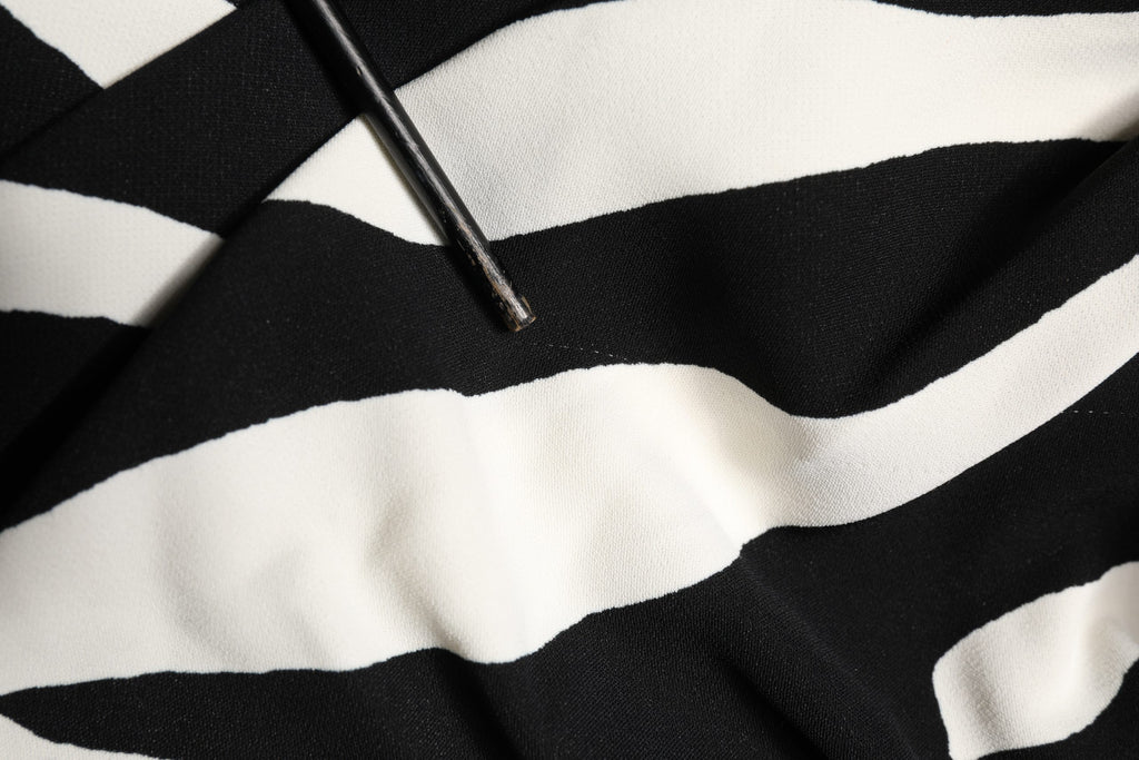 Robe longue Dolce & Gabbana en cady à imprimé zèbre noir et blanc, style élégant et sophistiqué.