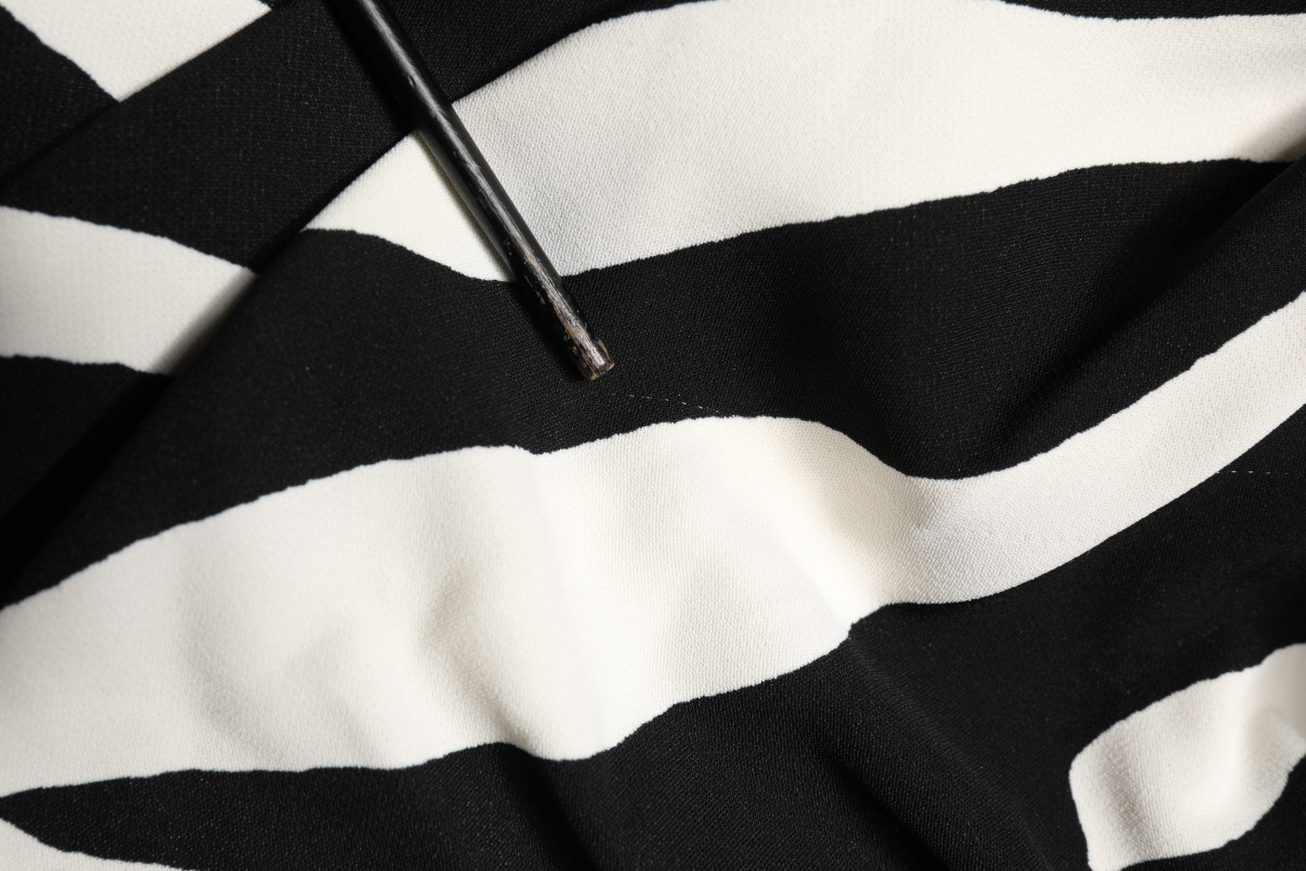 Robe longue Dolce & Gabbana en cady à imprimé zèbre noir et blanc, style élégant et sophistiqué.