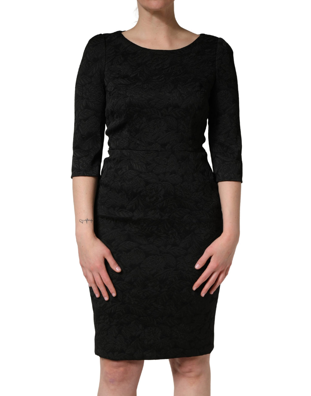 Robe noire en brocart floral Dolce & Gabbana, coupe droite, longueur au genou, vêtement élégant pour femmes.