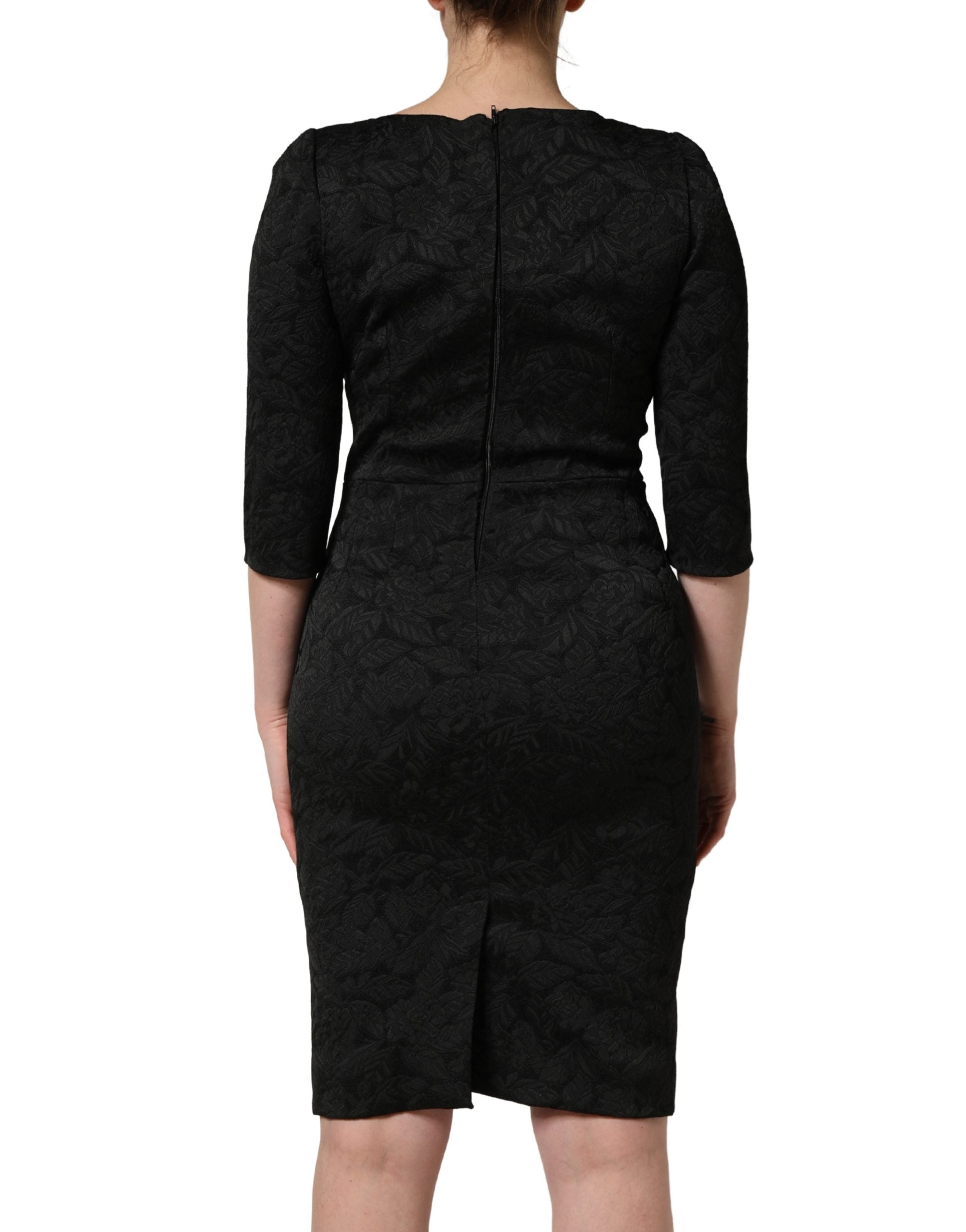 Robe noire en brocart floral Dolce & Gabbana, coupe droite, longueur genou, élégante et sophistiquée.