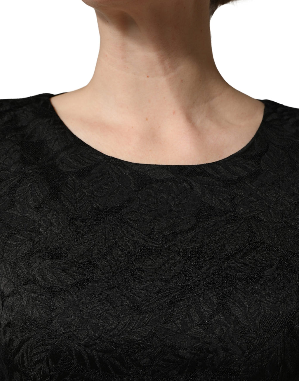 Robe noire en brocart floral Dolce & Gabbana, coupe robe droite, longueur genou, élégante et sophistiquée.