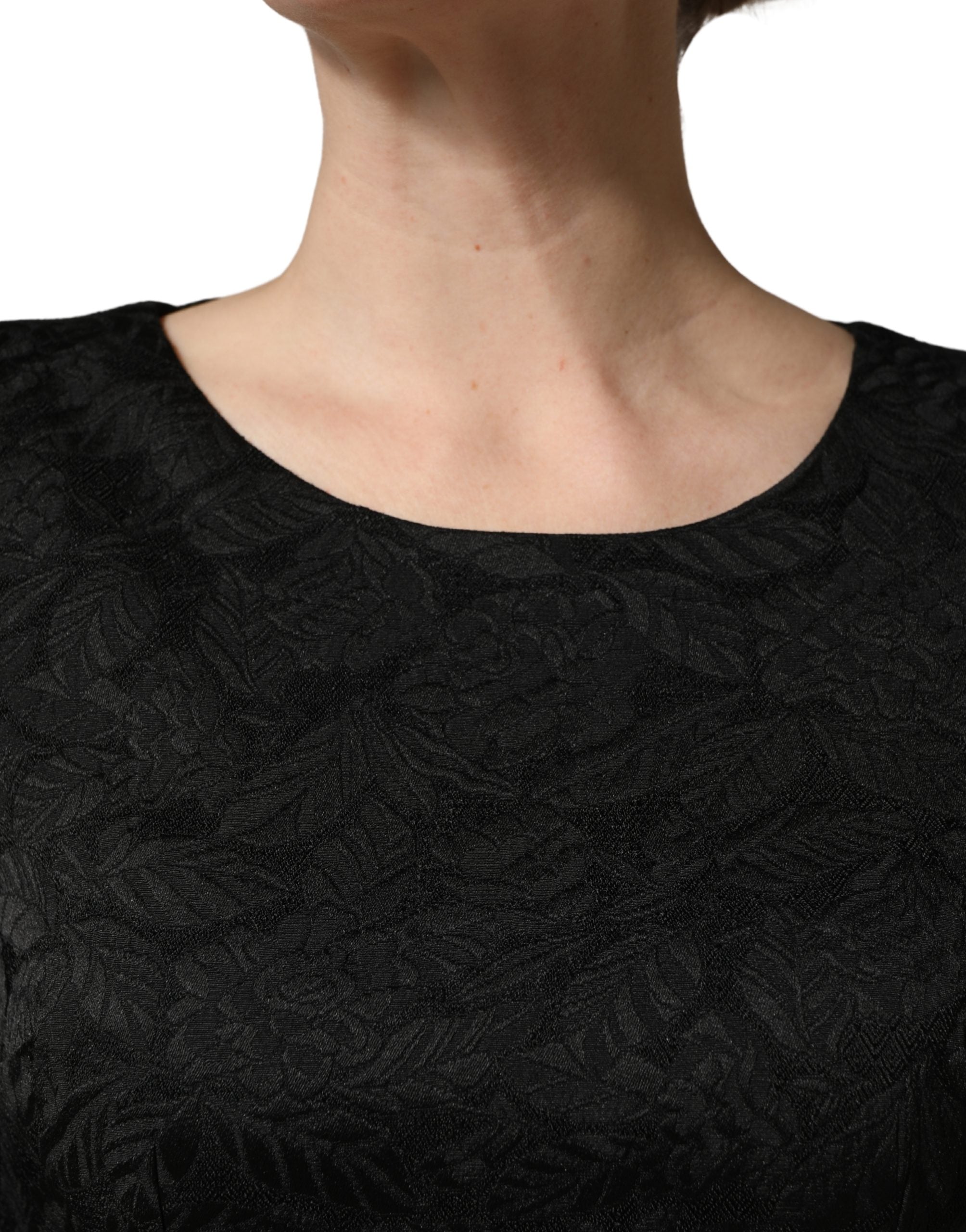 Robe noire en brocart floral Dolce & Gabbana, coupe robe droite, longueur genou, élégante et sophistiquée.