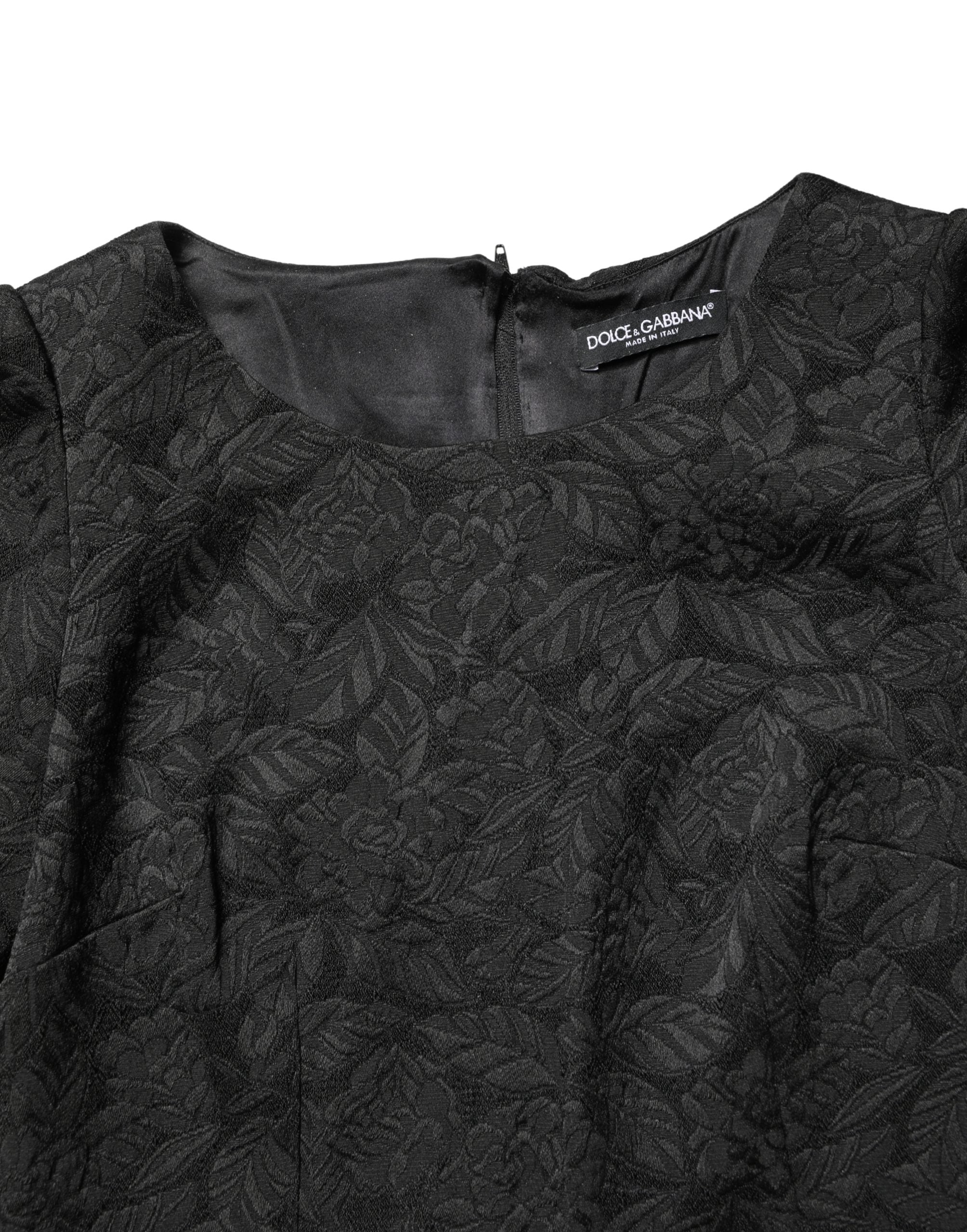 Robe droite noire en brocart floral Dolce & Gabbana, longueur genou, vêtement élégant pour femmes.