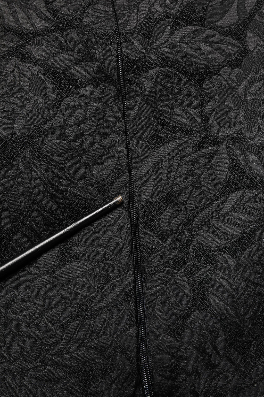 Robe droite noire à fleurs en brocart Dolce & Gabbana, longueur genou, élégante et sophistiquée.