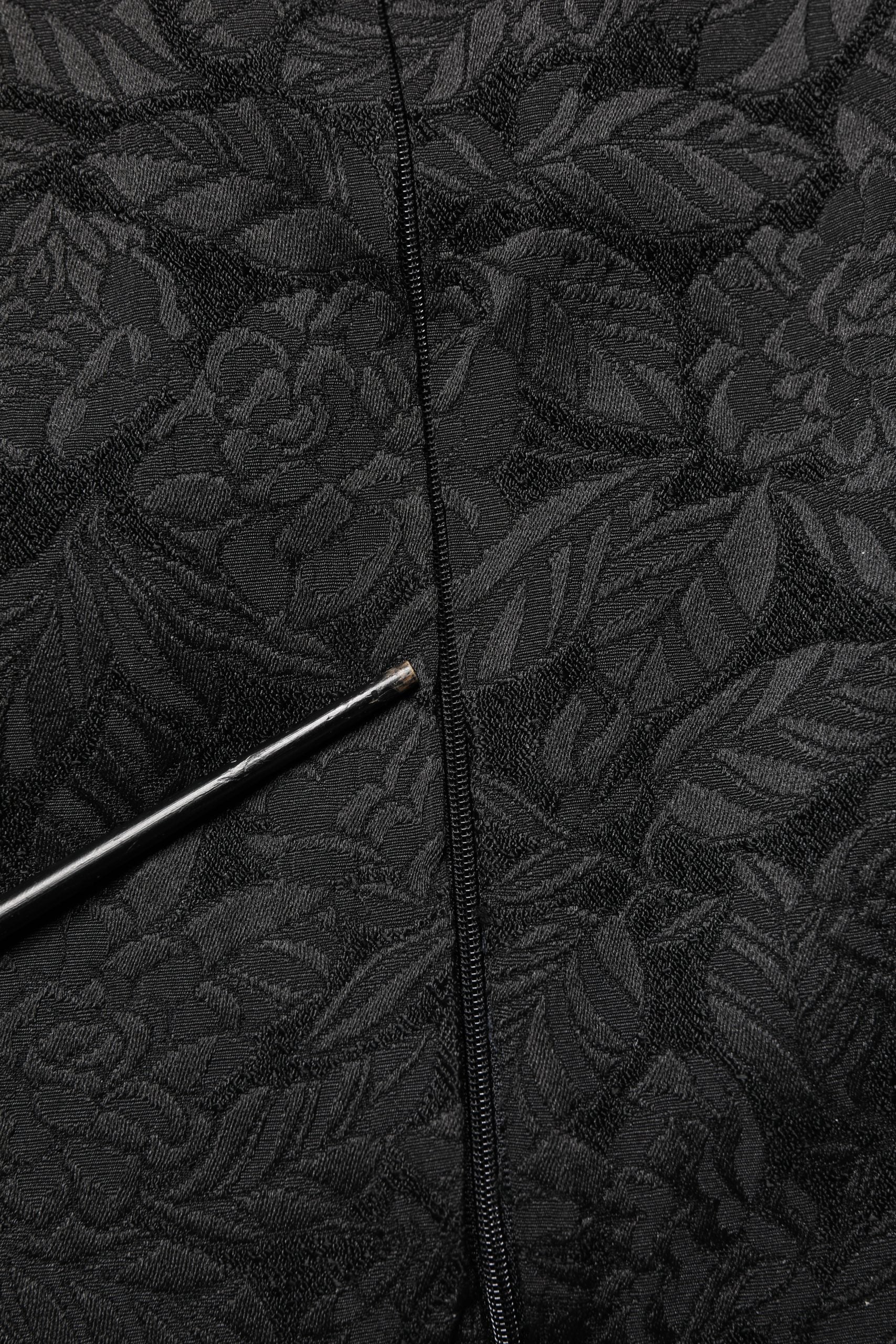 Robe droite noire à fleurs en brocart Dolce & Gabbana, longueur genou, élégante et sophistiquée.