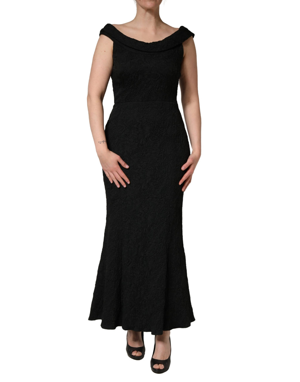 Robe sirène en brocart floral noir de Dolce & Gabbana, ajustée et élégante, avec détails sophistiqués sur le tissu.
