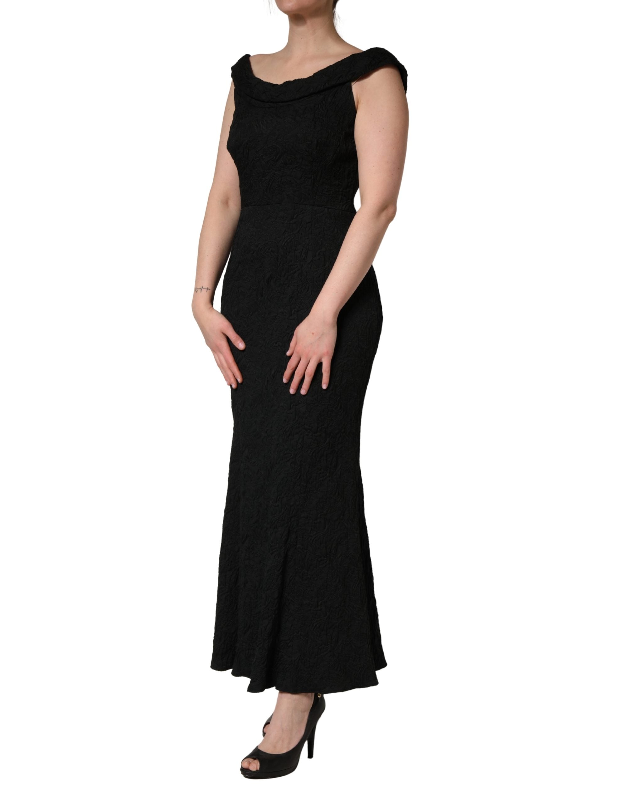 Robe sirène noire en brocart floral Dolce & Gabbana, robe moulante élégante avec motifs floraux sophistiqués.