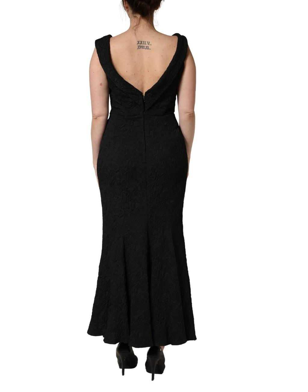 Robe sirène noire en brocart floral de Dolce & Gabbana, vêtement élégant avec coupe ajustée et détails floraux sophistiqués.