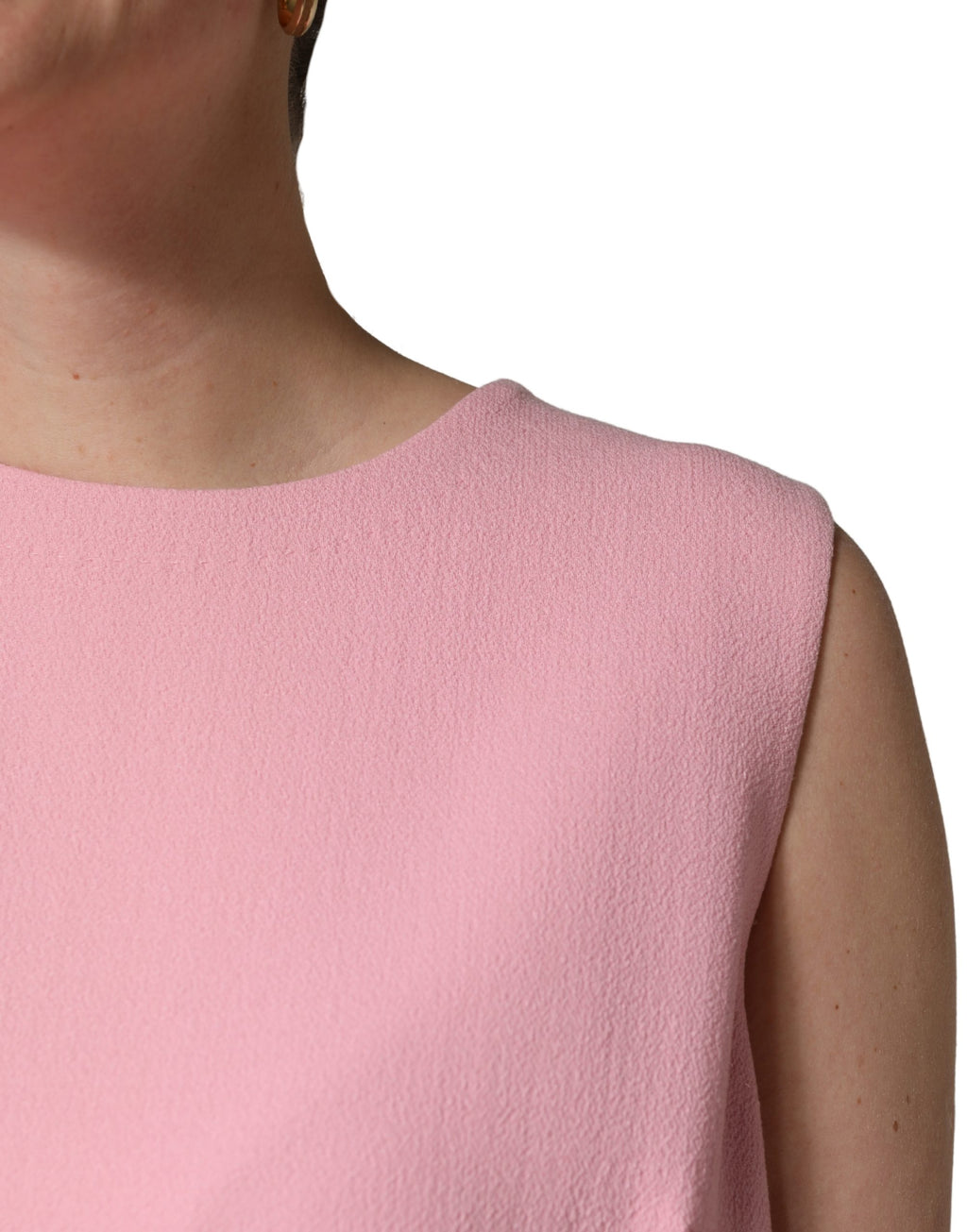 Robe trapèze sans manches Dolce & Gabbana en laine rose et bleue, courte, élégante et moderne, visible en gros plan.