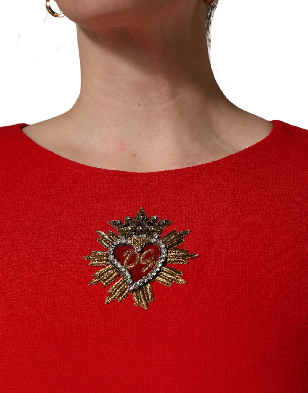 Robe courte en laine rouge Dolce & Gabbana ornée de cœurs brodés, élégante et féminine.