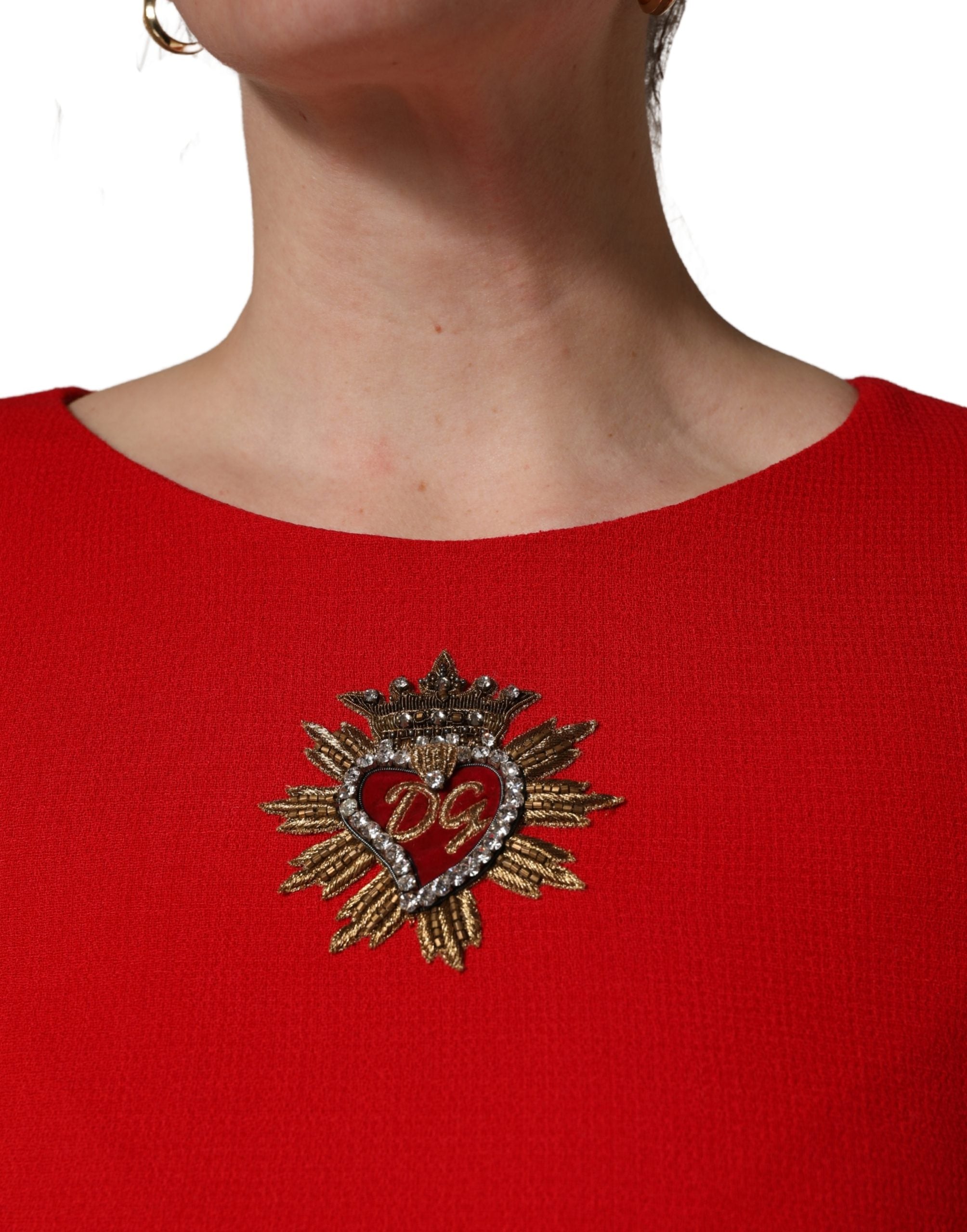 Robe courte en laine rouge Dolce & Gabbana ornée de cœurs brodés, élégante et féminine.
