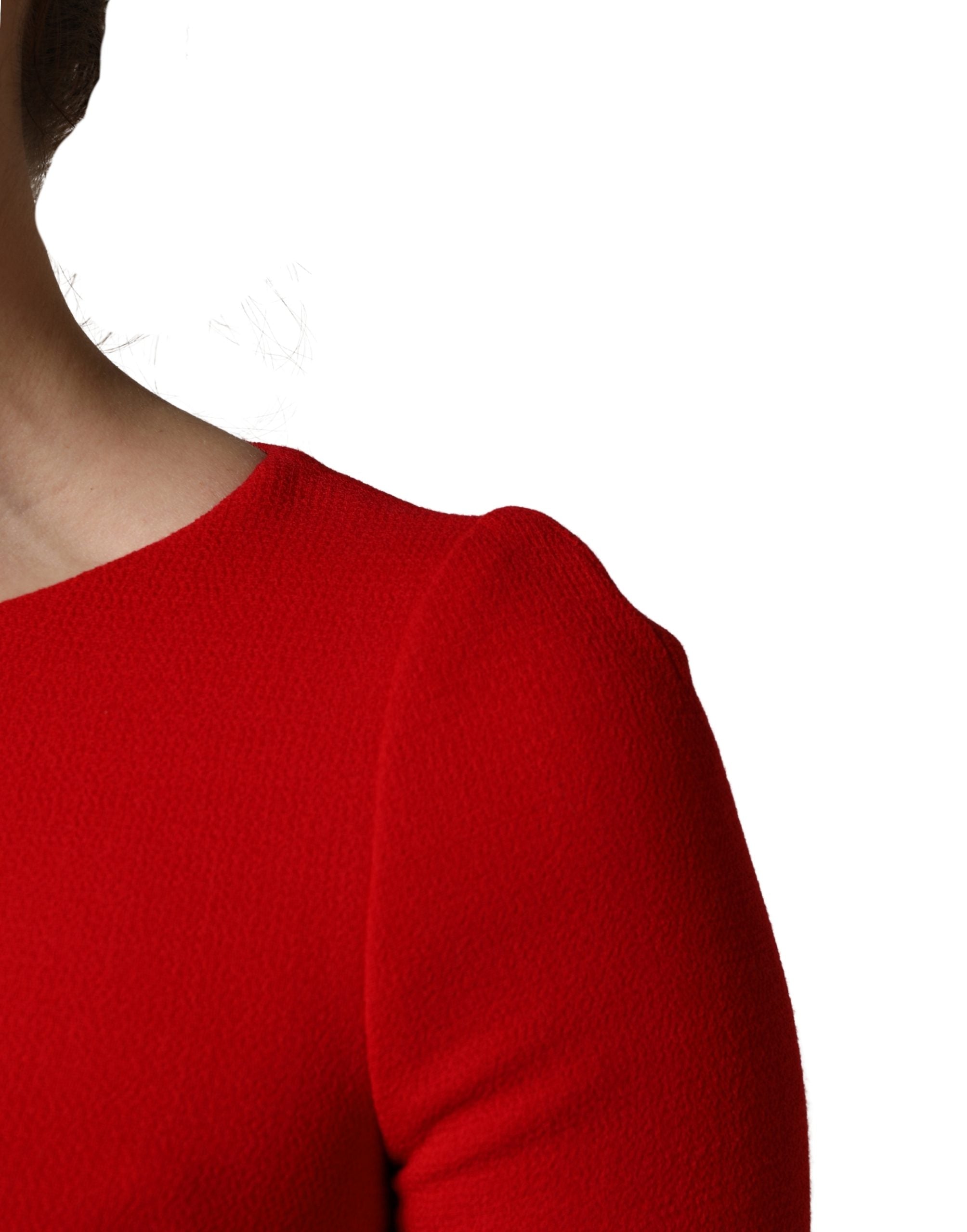 Robe courte en laine rouge Dolce & Gabbana avec cœur orné, style élégant et féminin, vue de face sur un fond neutre.