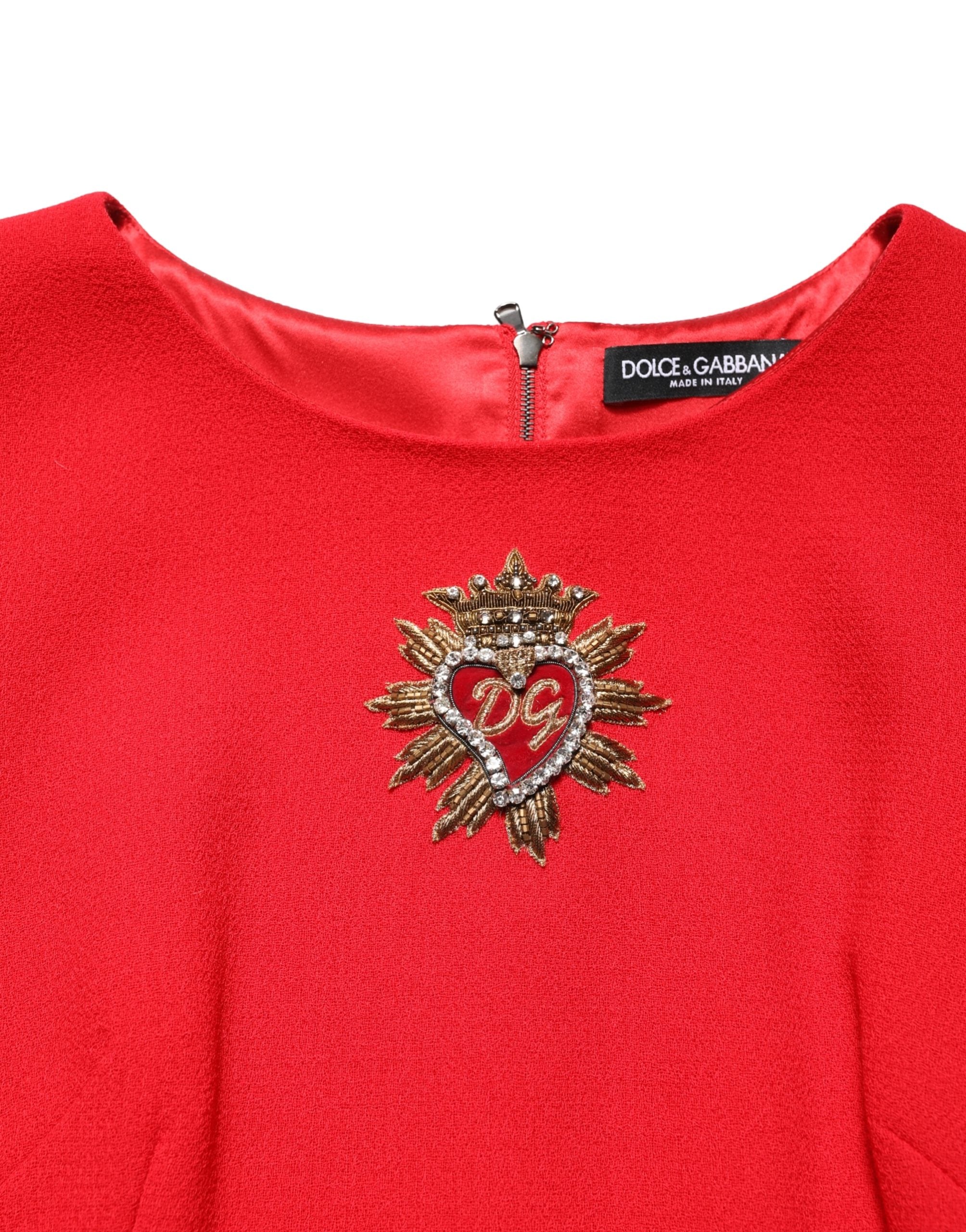Robe courte en laine rouge Dolce & Gabbana ornée de cœurs brodés, élégante et sophistiquée.