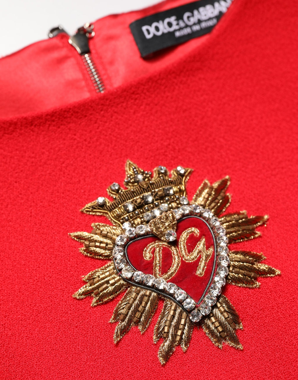 Robe courte en laine rouge Dolce & Gabbana avec embellissements en forme de cœur, style élégant et sophistiqué.