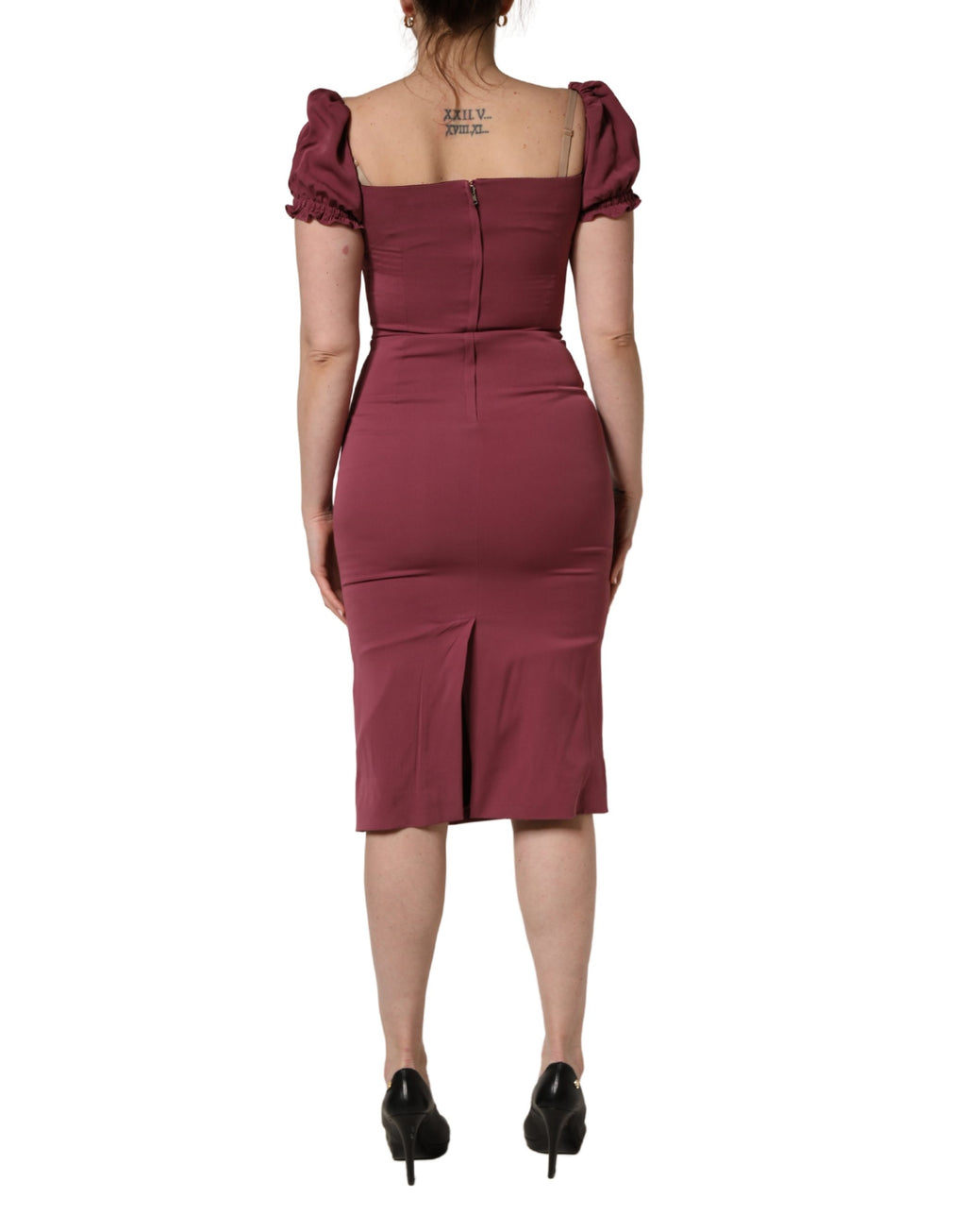 Robe midi en soie bordeaux Dolce & Gabbana avec décolleté en cœur et coupe ajustée, élégante et sophistiquée.