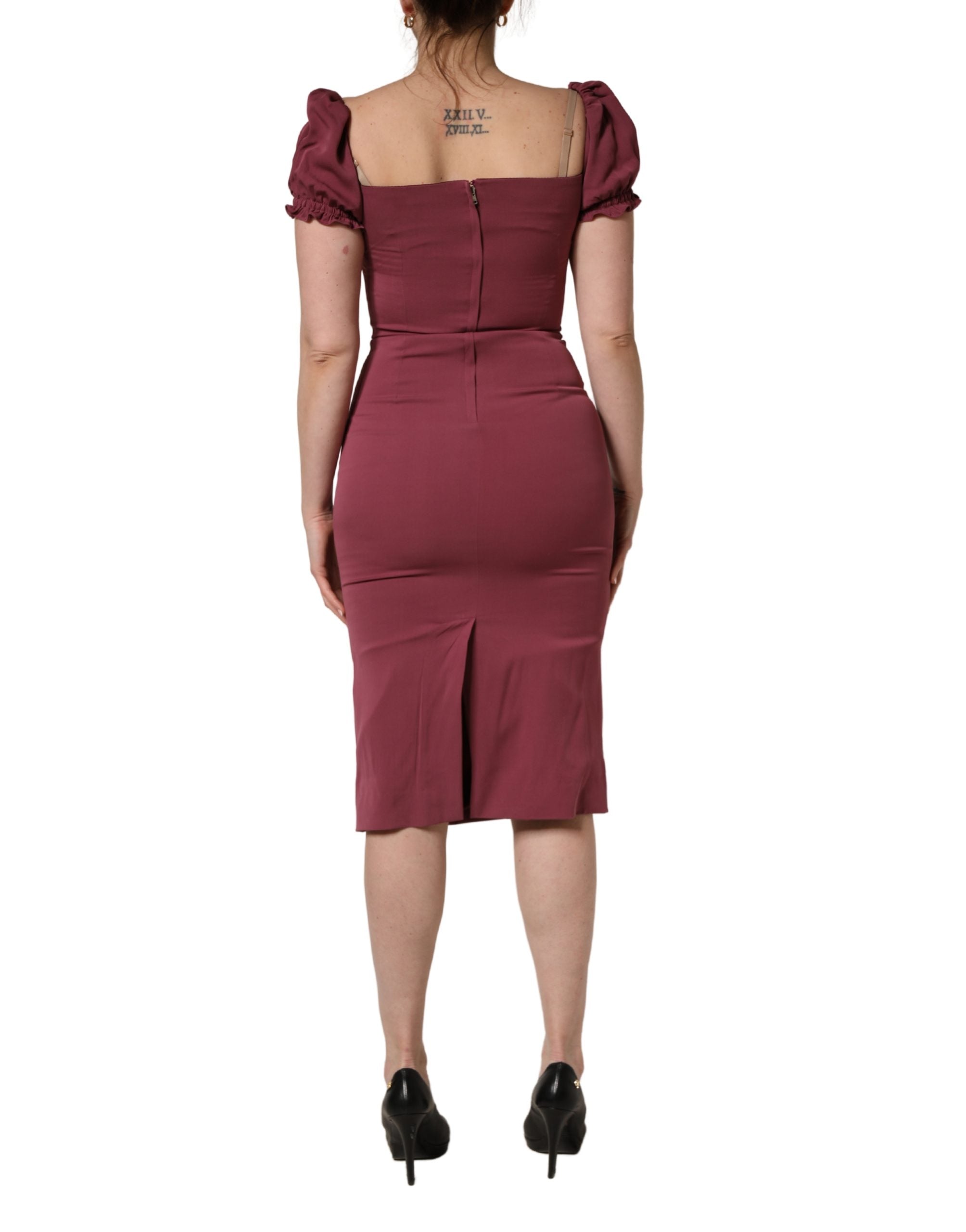 Robe midi en soie bordeaux Dolce & Gabbana avec décolleté en cœur et coupe ajustée, élégante et sophistiquée.
