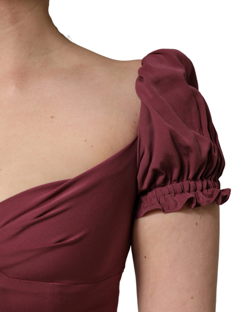 Robe midi en soie bordeaux Dolce & Gabbana avec décolleté en cœur et coupe ajustée, vue de face.
