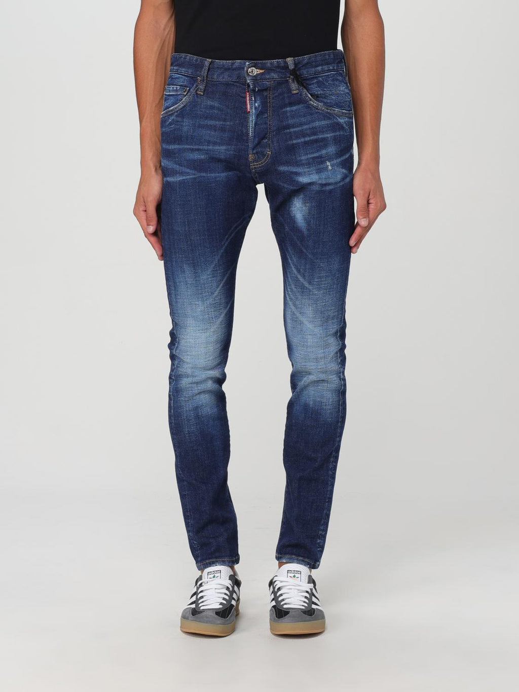 Jeans skinny en denim bleu de Dsquared², coupe ajustée, portée sur un modèle, détails classiques et couture visible.