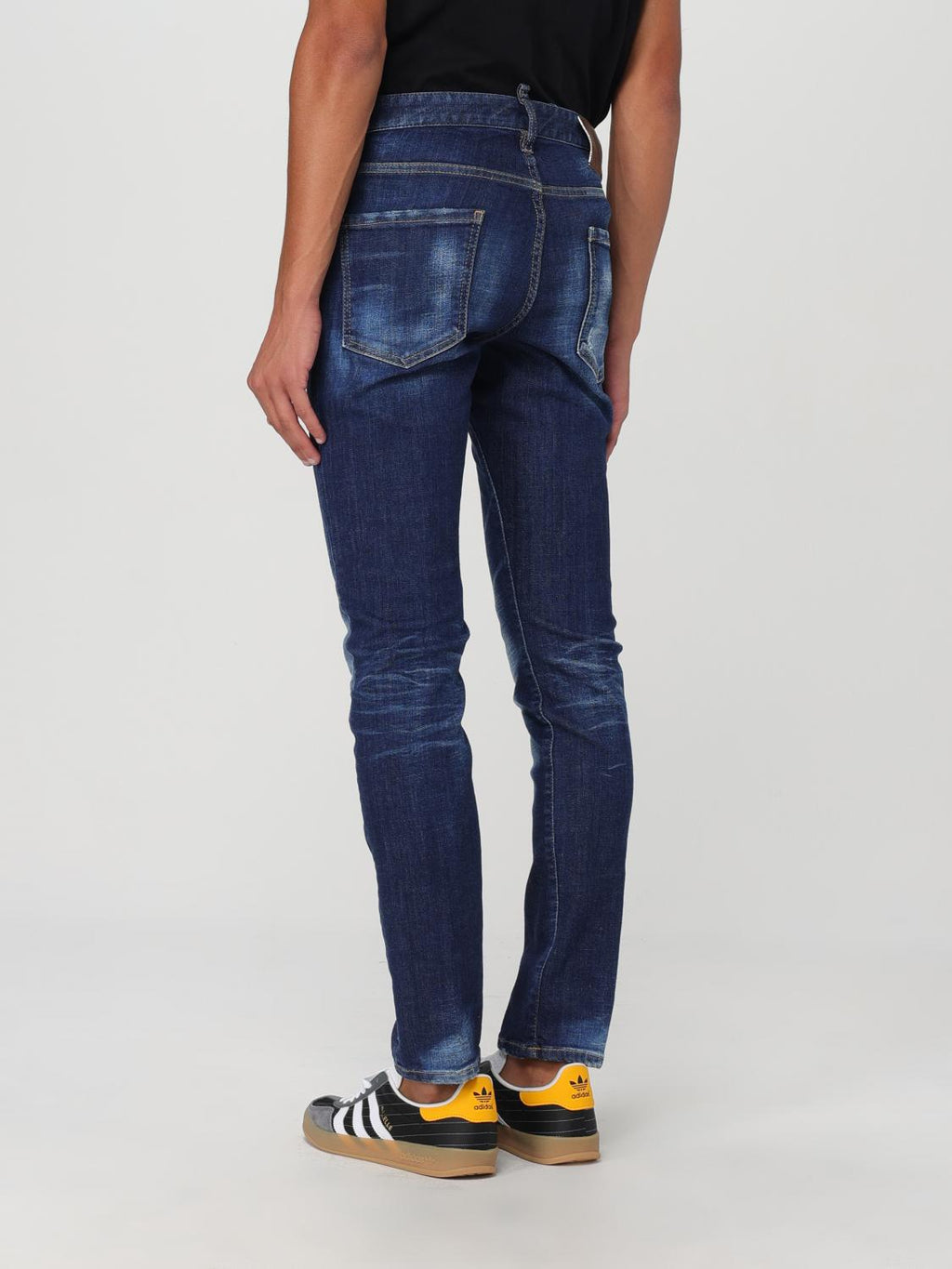 Jeans skinny en denim bleu de Dsquared², ajustés et modernes, avec détails classiques visibles sur l'image.