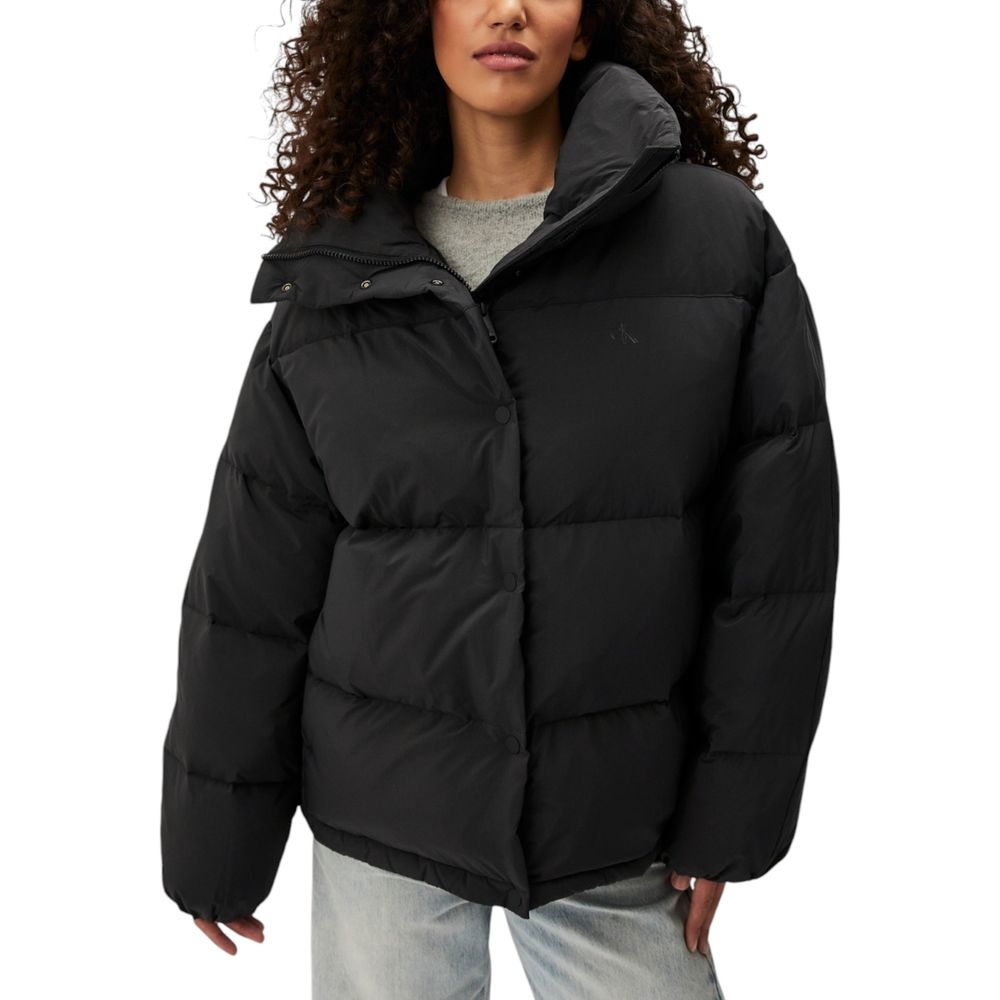 Manteau en polyester noir de Calvin Klein Jeans, coupe élégante et moderne, présenté sur un fond neutre.