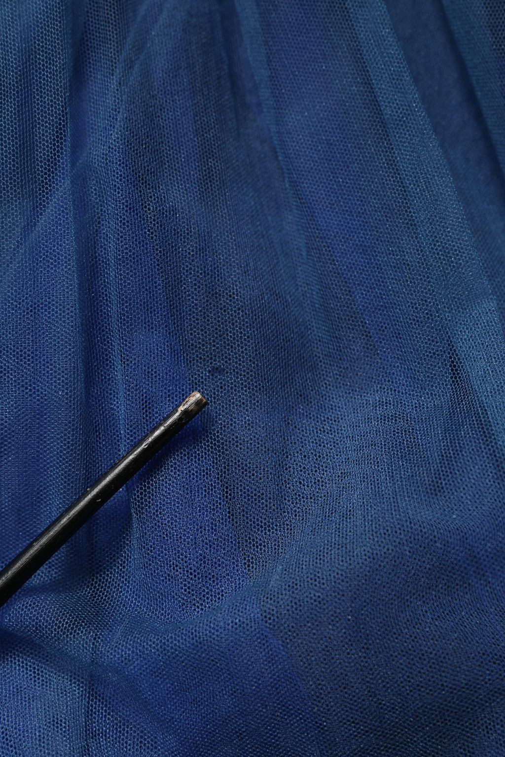 Robe mi-longue en tulle bleu sans manches de Dolce & Gabbana, style évasé et élégant, pour femme.